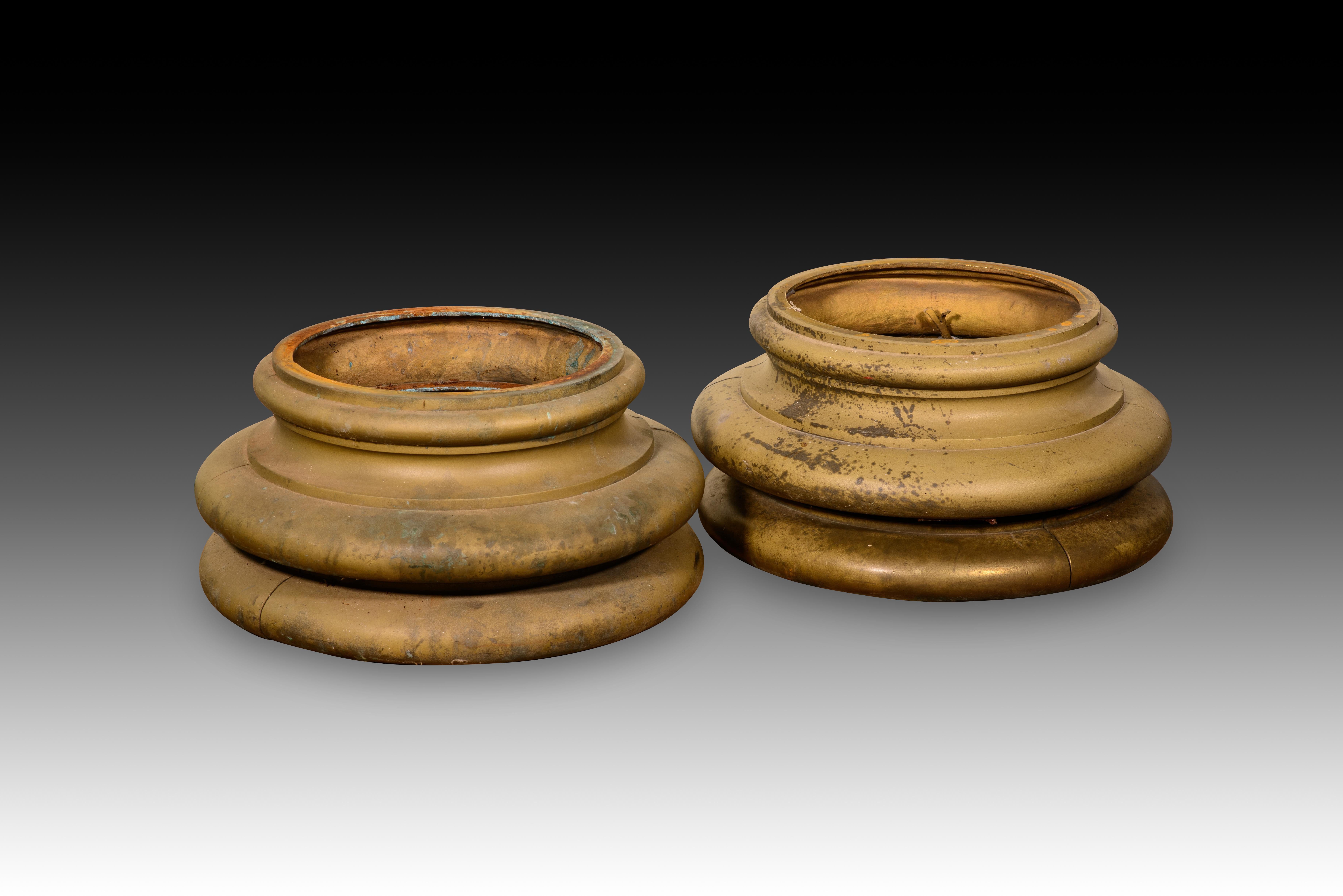 Capitals with bases, four pieces. Bronze. Spanish School, 20th century. For Sale 5