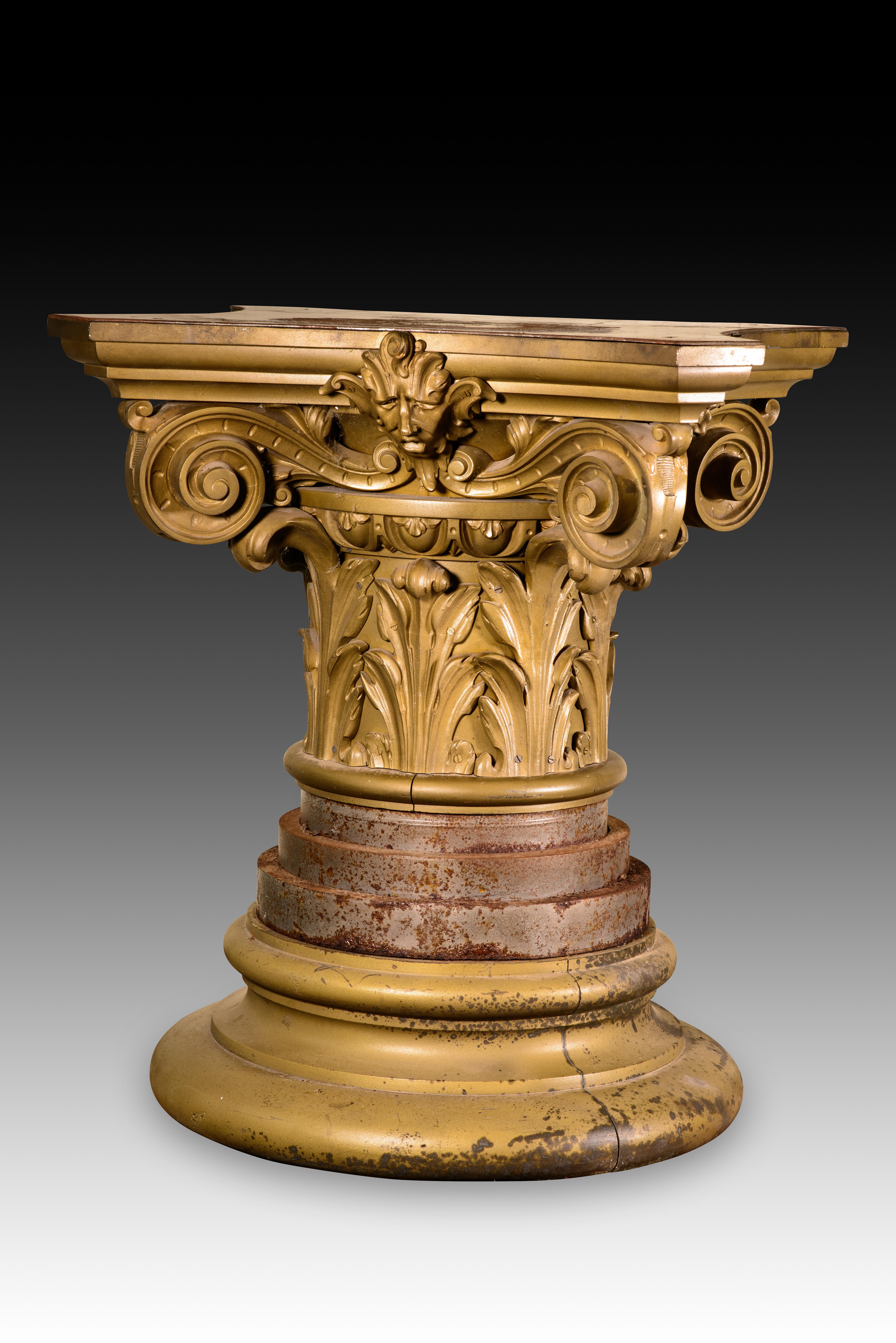 Other Capitals with bases, four pieces. Bronze. Spanish School, 20th century. For Sale