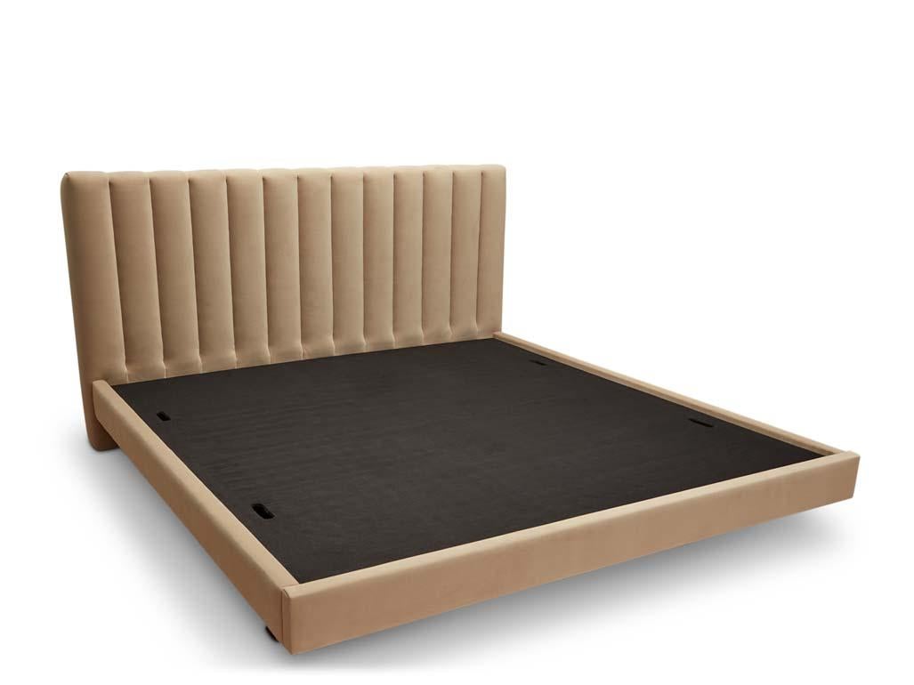 Le lit Capitan est doté d'une tête de lit touffetée et d'une plate-forme en bois d'inspiration japonaise. Disponible en noyer américain ou en chêne blanc. Illustré ici en lin et noyer naturel. 

La collection Lawson-Fenning est conçue et fabriquée à