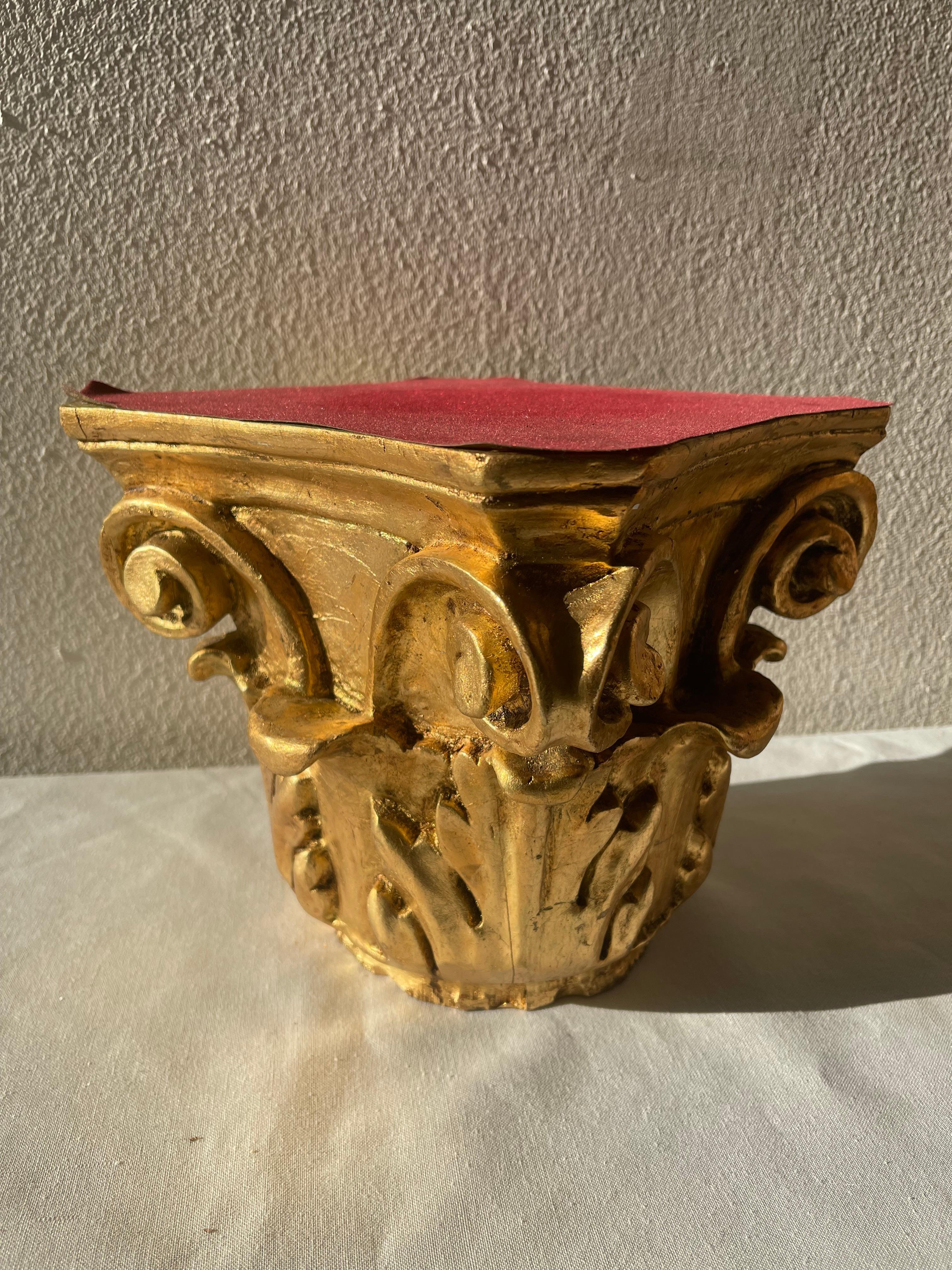 Sculpté à la main Chapiteaux italiens en bois sculpté Milieu du XXe siècle en vente