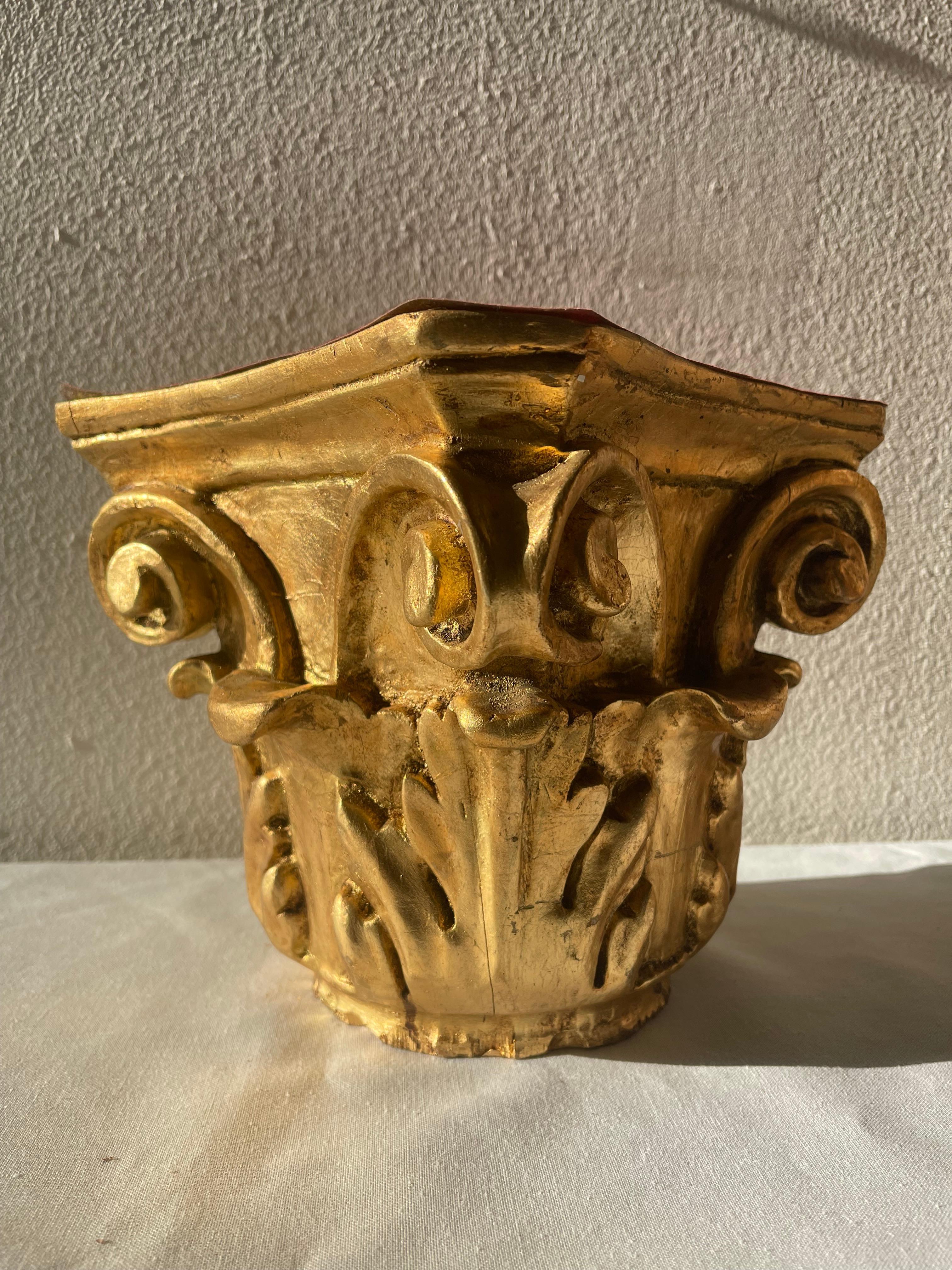 Chapiteaux italiens en bois sculpté Milieu du XXe siècle Bon état - En vente à Cantù, IT