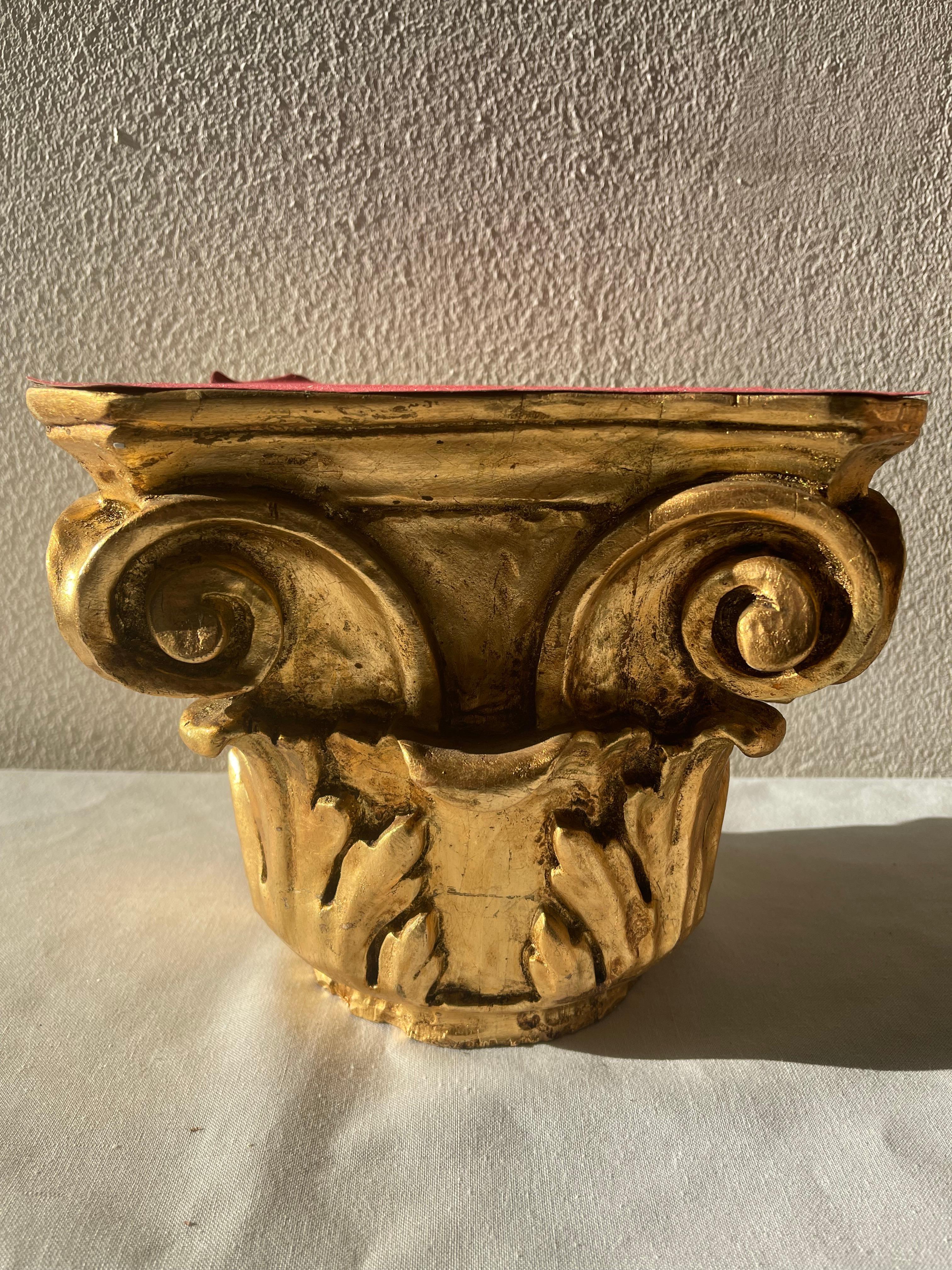 Bois Chapiteaux italiens en bois sculpté Milieu du XXe siècle en vente