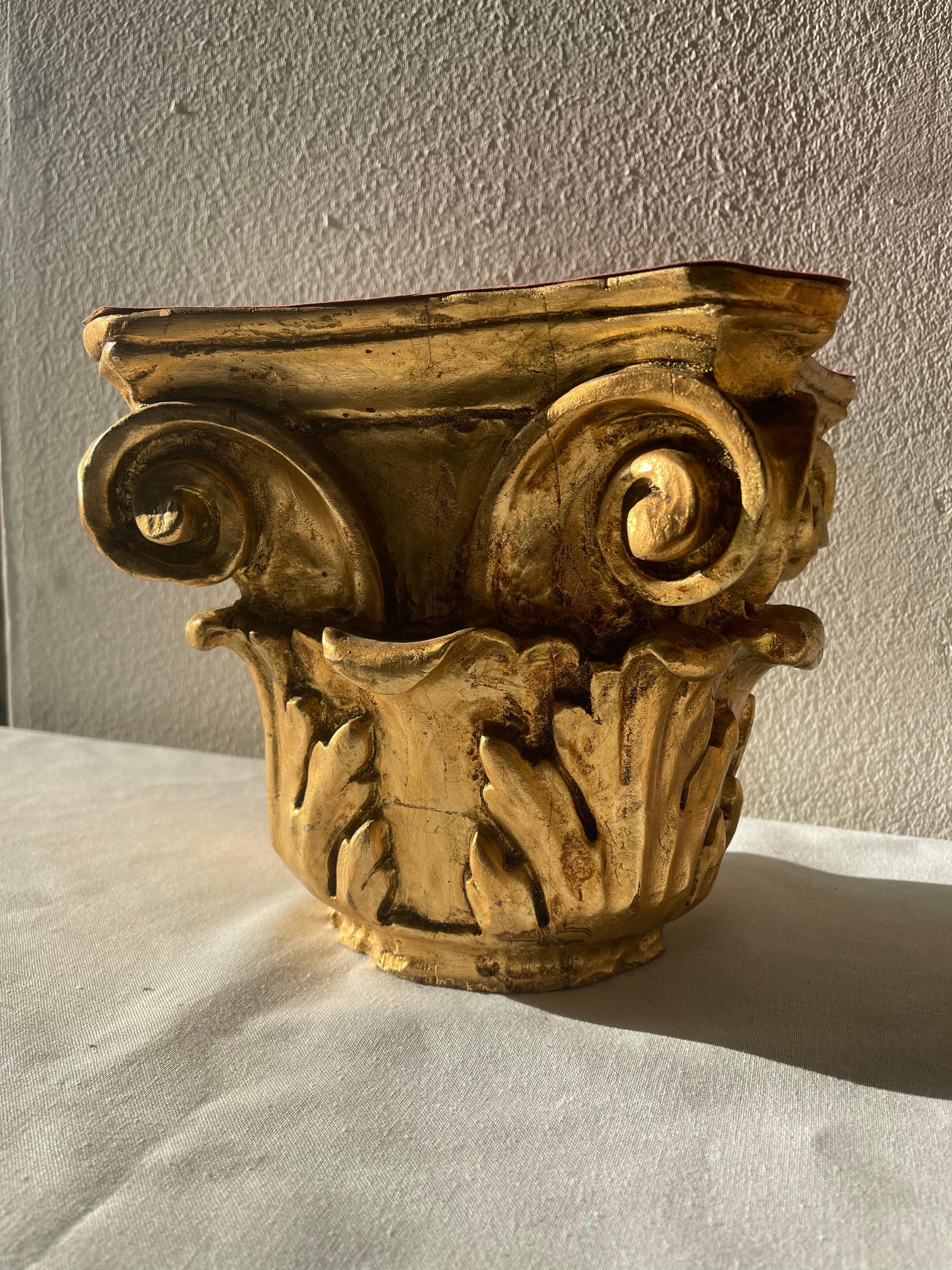 Chapiteaux italiens en bois sculpté Milieu du XXe siècle en vente 1