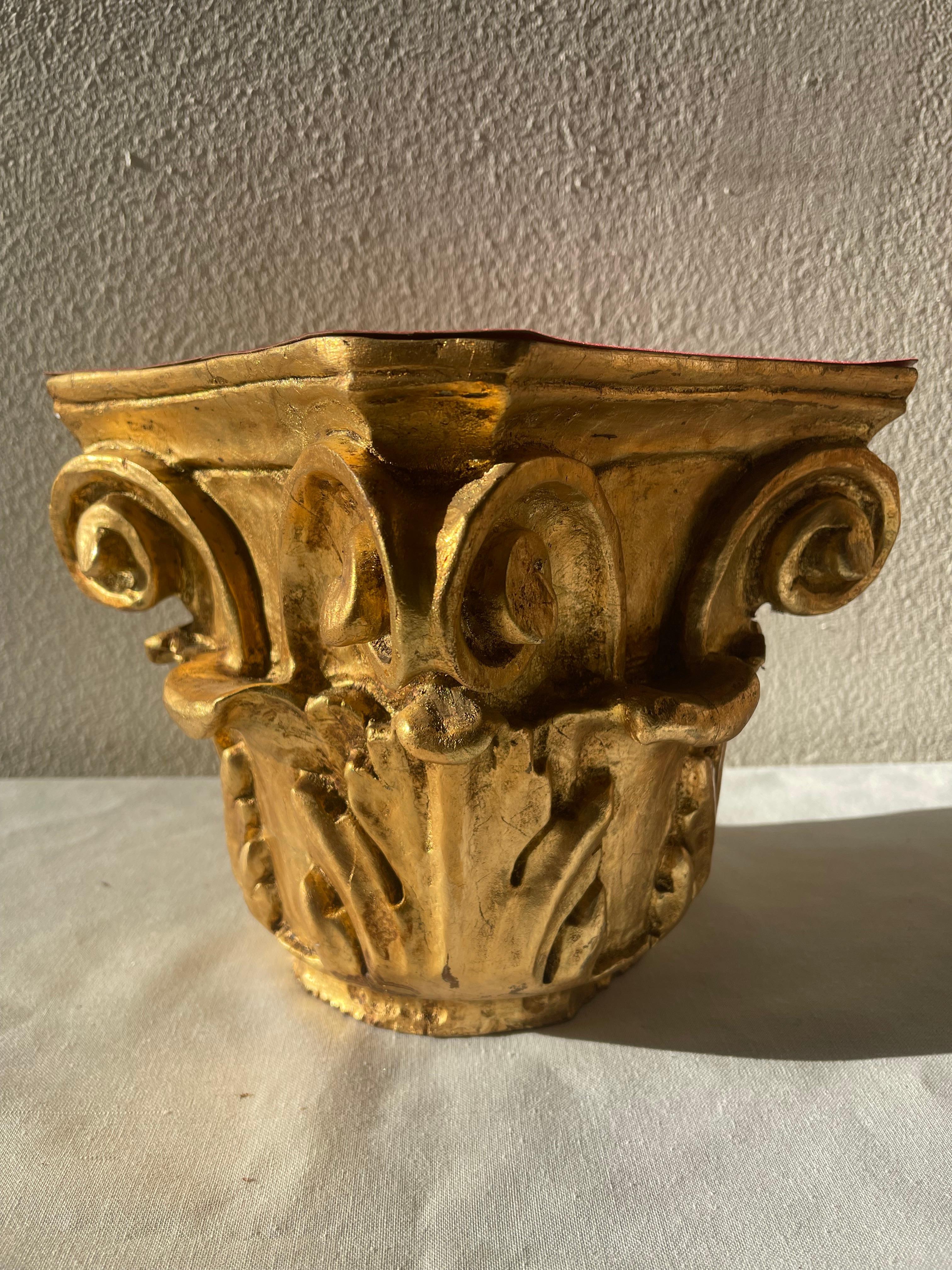 Chapiteaux italiens en bois sculpté Milieu du XXe siècle en vente 2