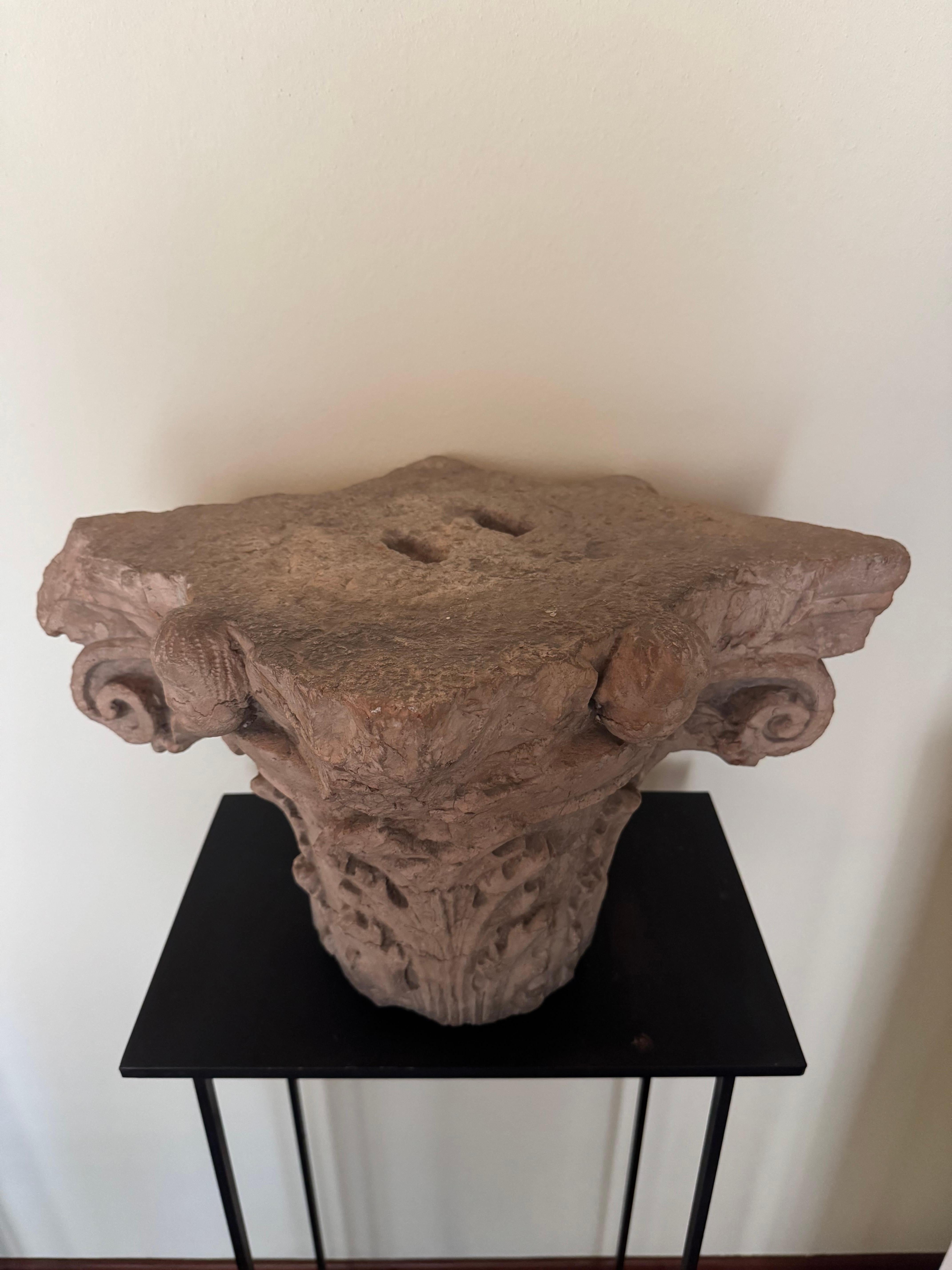 Italian Capitello corinzio a foglie d'acanto in marmo rosso di Verona - fine XV secolo For Sale