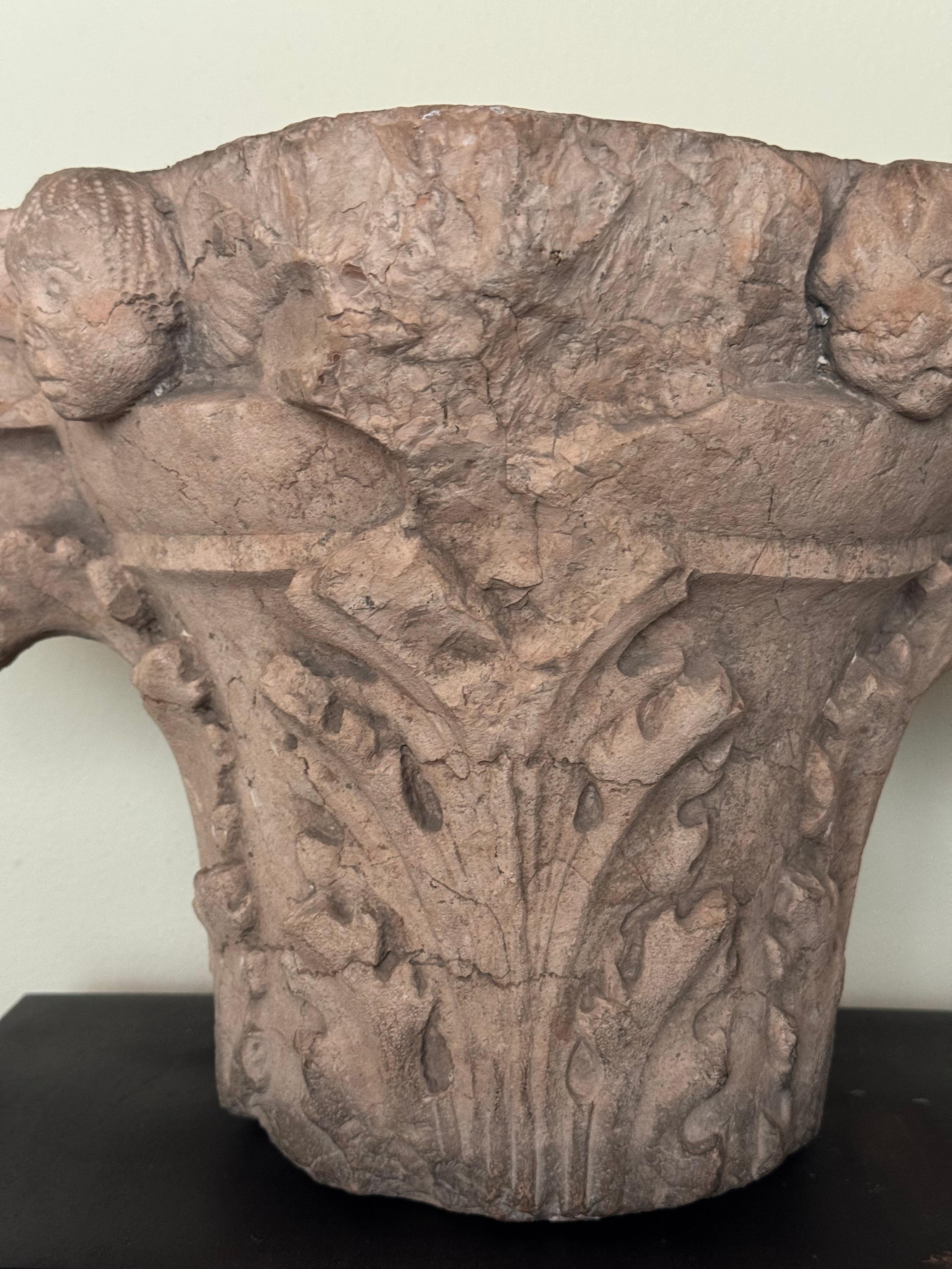 18th Century and Earlier Capitello corinzio a foglie d'acanto in marmo rosso di Verona - fine XV secolo For Sale
