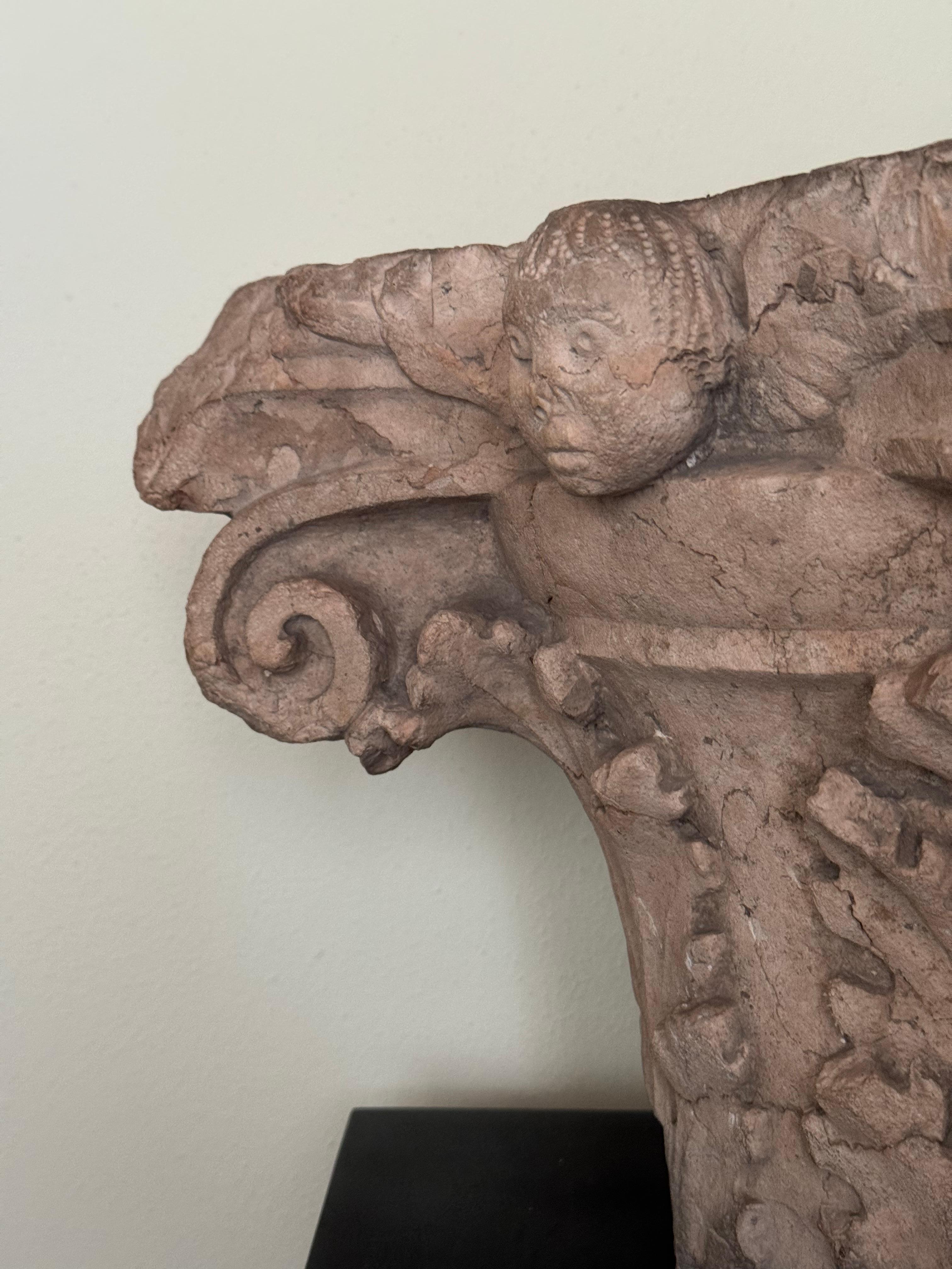 Marble Capitello corinzio a foglie d'acanto in marmo rosso di Verona - fine XV secolo For Sale