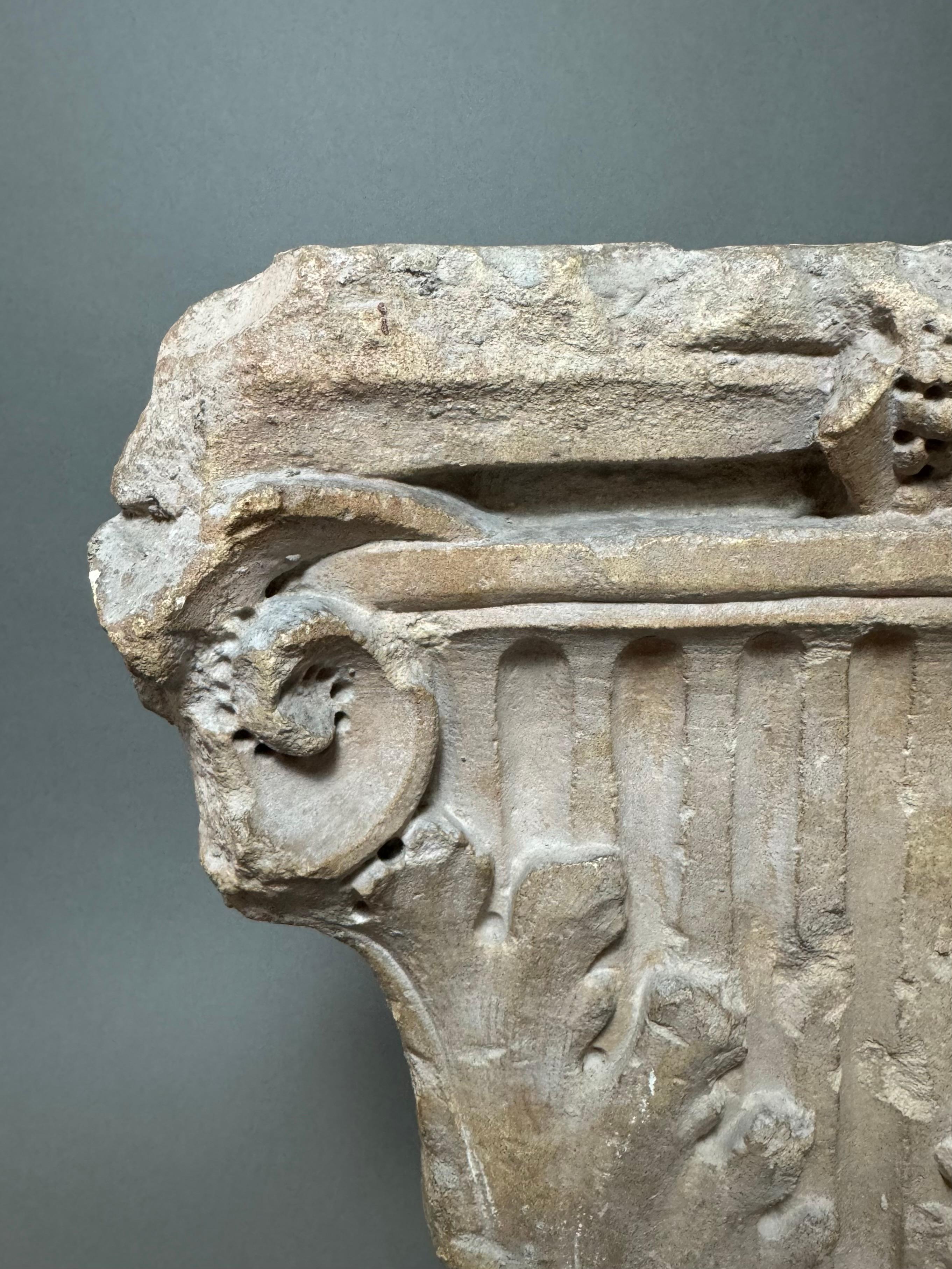 Italian Capitello corinzio in marmo a colonna piatta - prima metà del XVI secolo For Sale