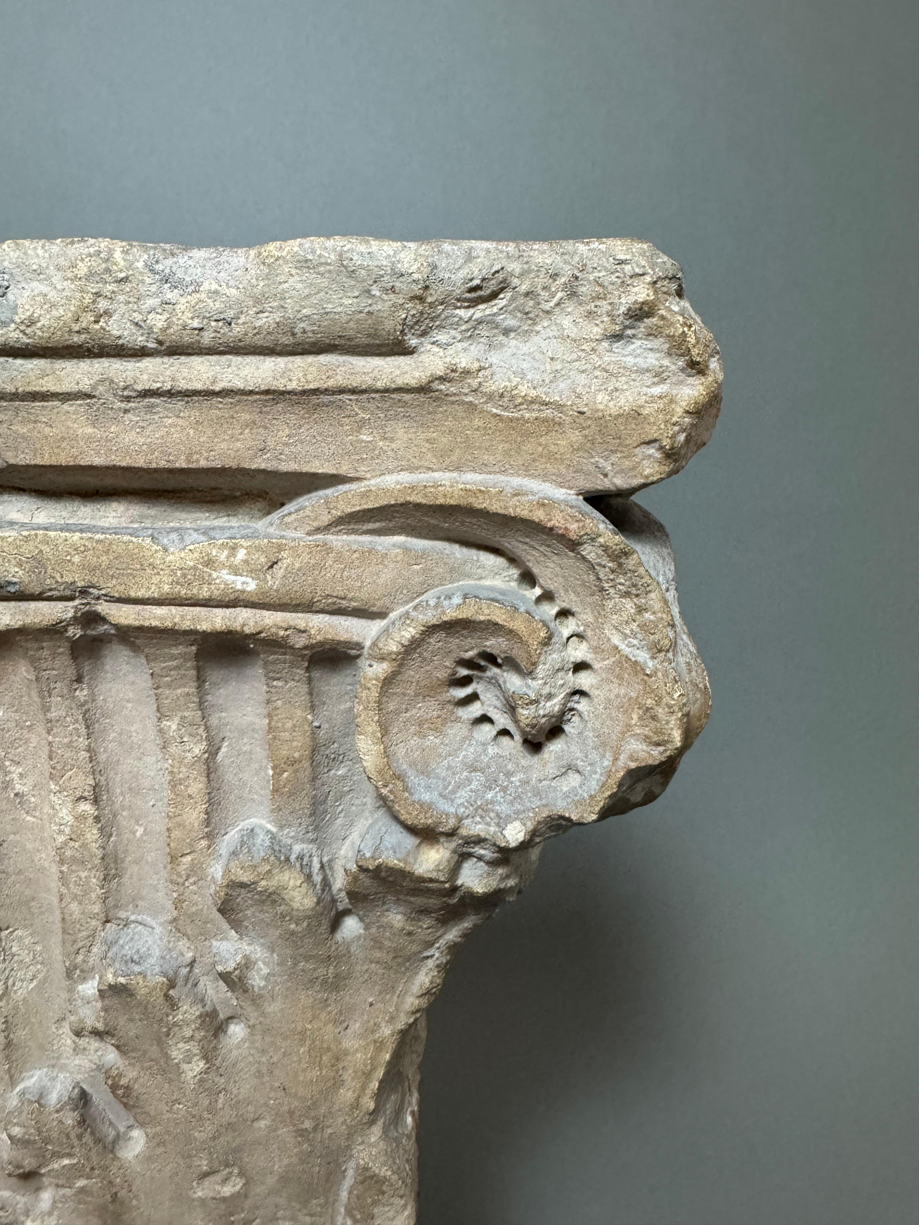 18th Century and Earlier Capitello corinzio in marmo a colonna piatta - prima metà del XVI secolo For Sale