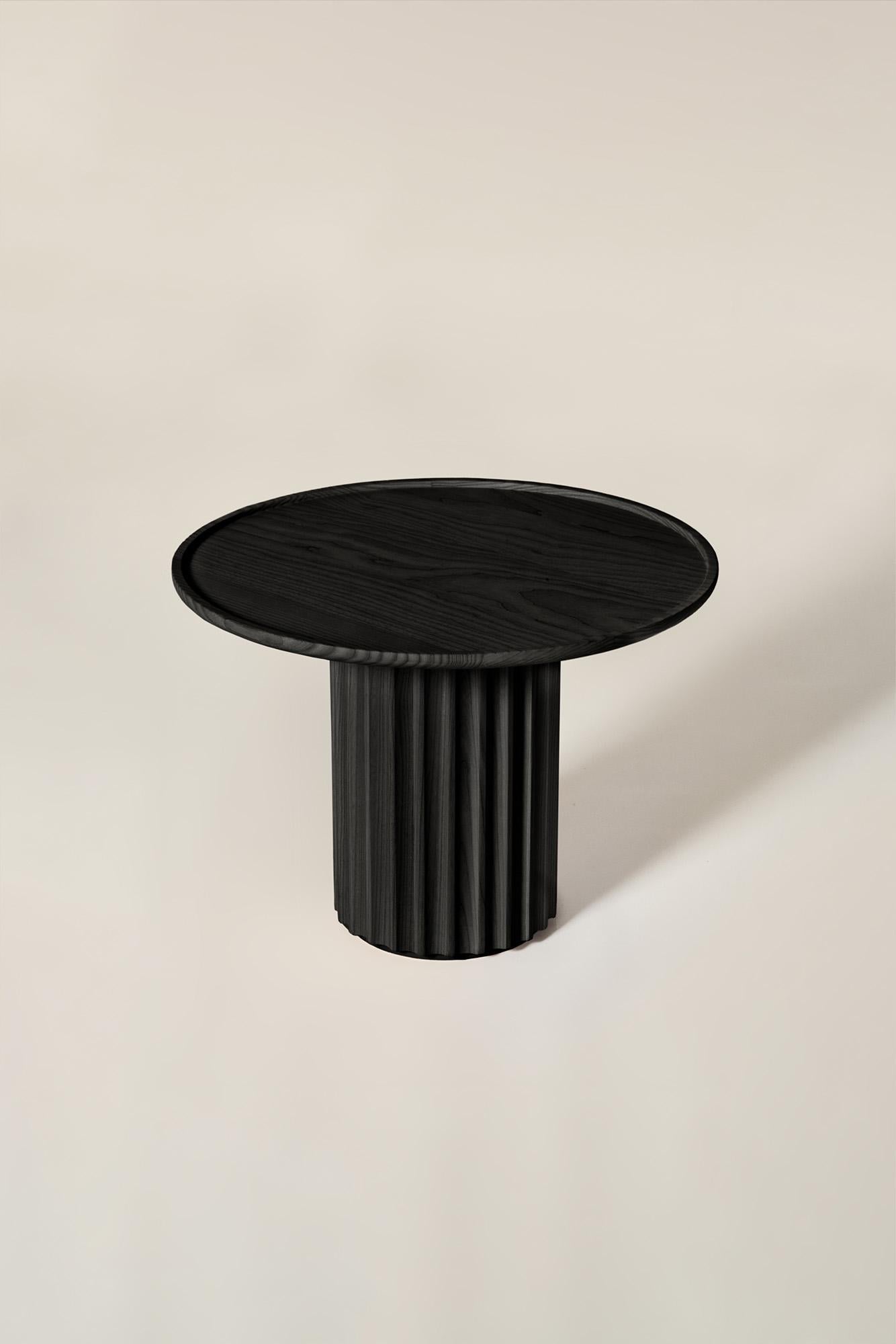 italien Table basse Capitello en bois massif, finition frêne noir, contemporaine en vente