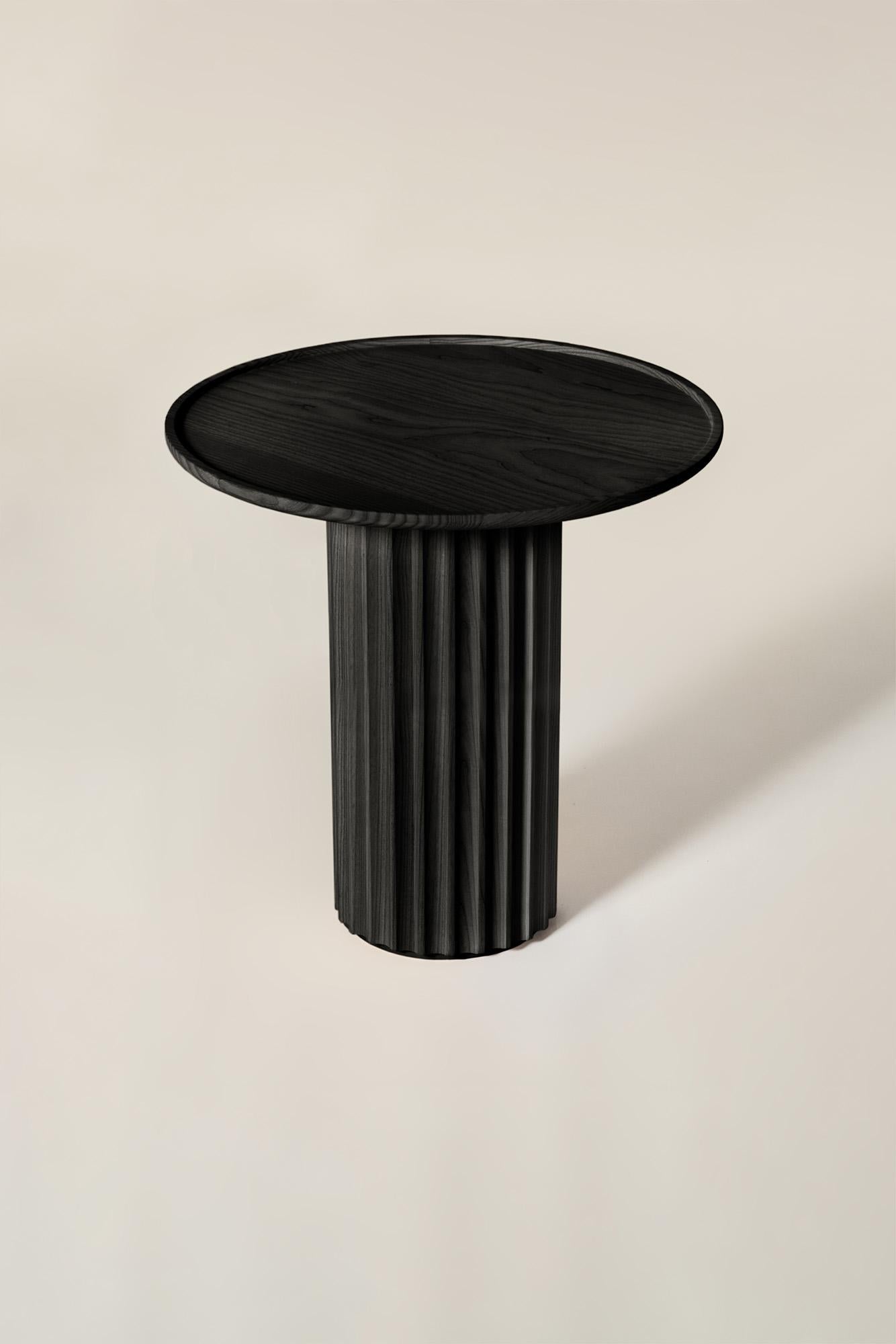 Frêne Table basse Capitello en bois massif, finition frêne noir, contemporaine en vente