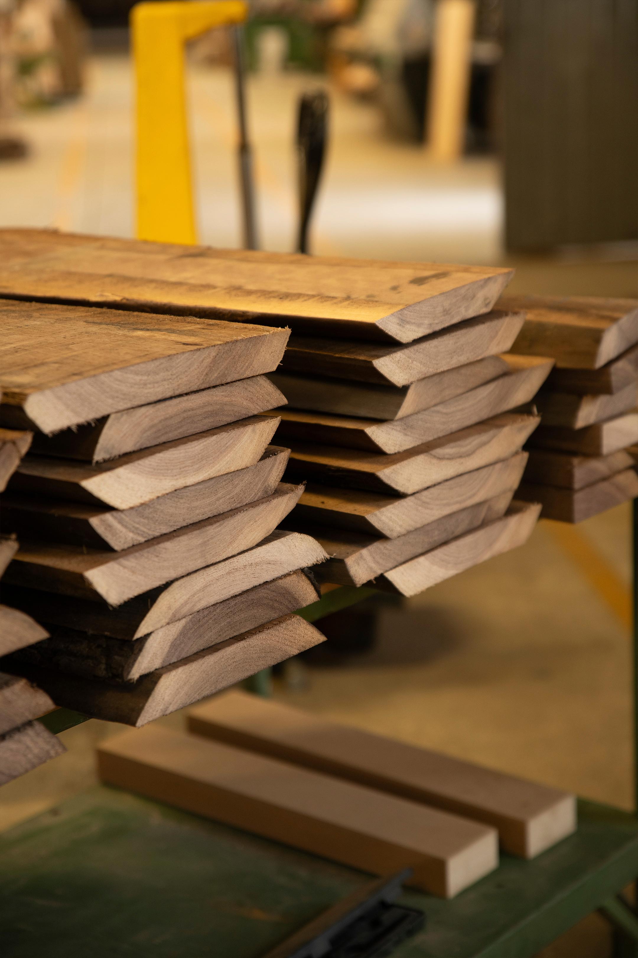 Tavolino da caffè Capitello in legno massiccio, frassino con finitura marrone, contemporaneo in vendita 11