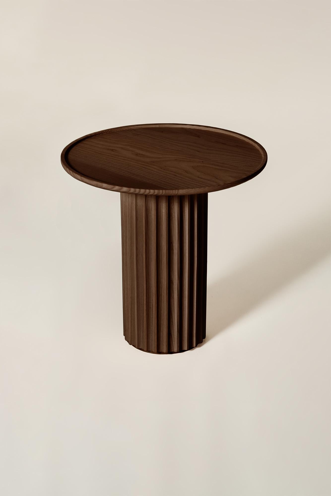 Européen Table basse Capitello en bois massif, finition en frêne brun, contemporaine en vente