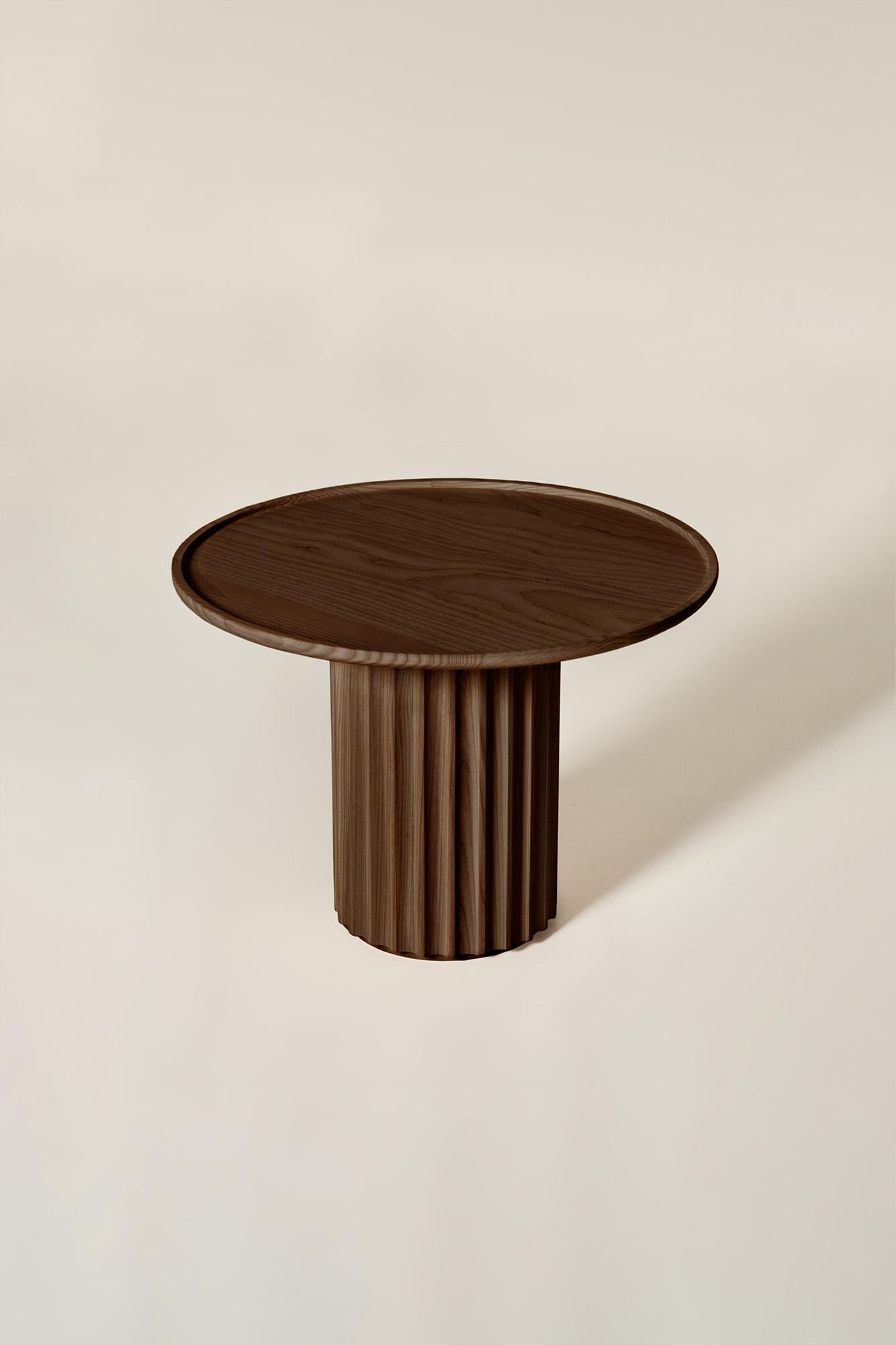 Frêne Table basse Capitello en bois massif, finition en frêne brun, contemporaine en vente