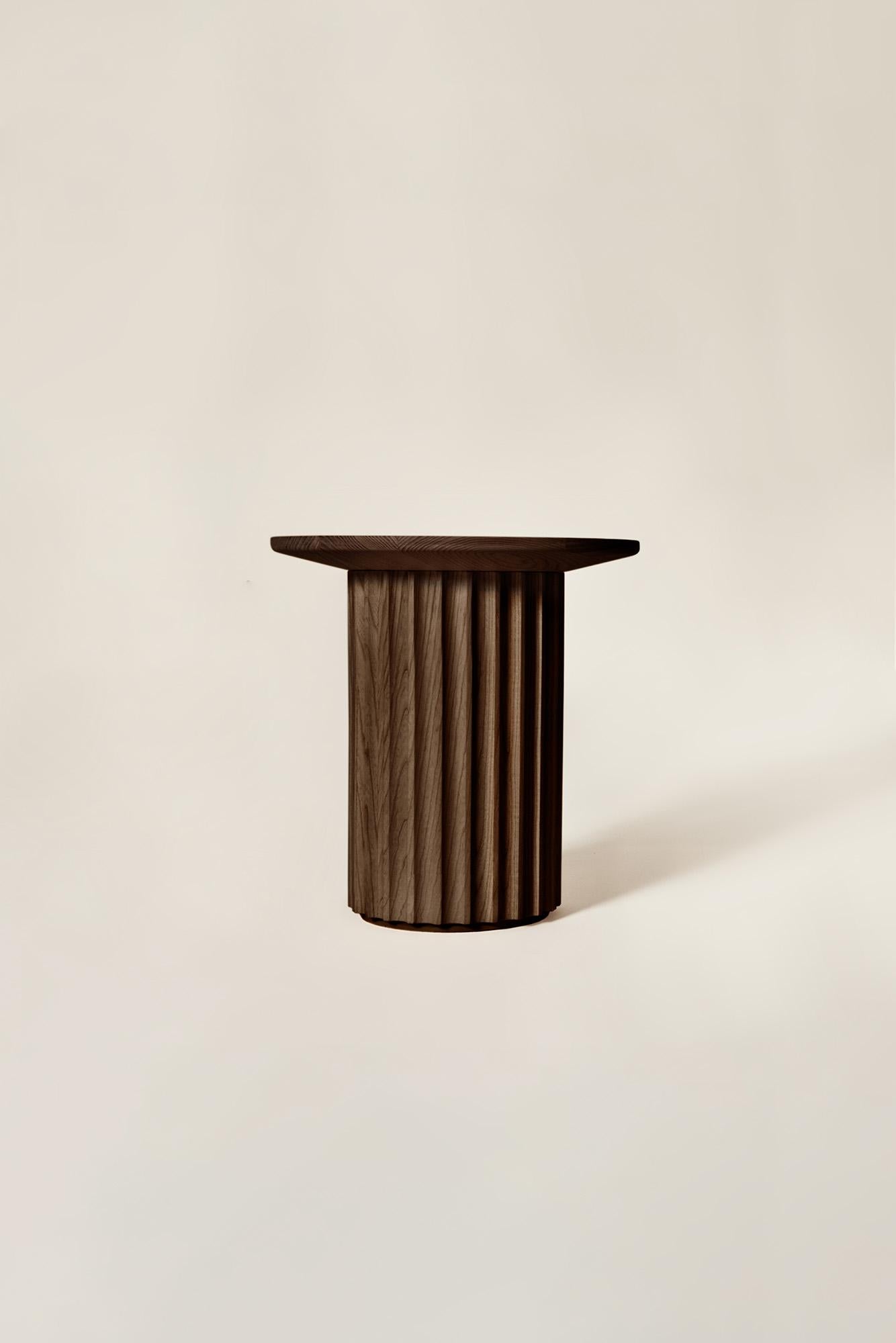 Table basse Capitello en bois massif, finition en frêne brun, contemporaine en vente 1