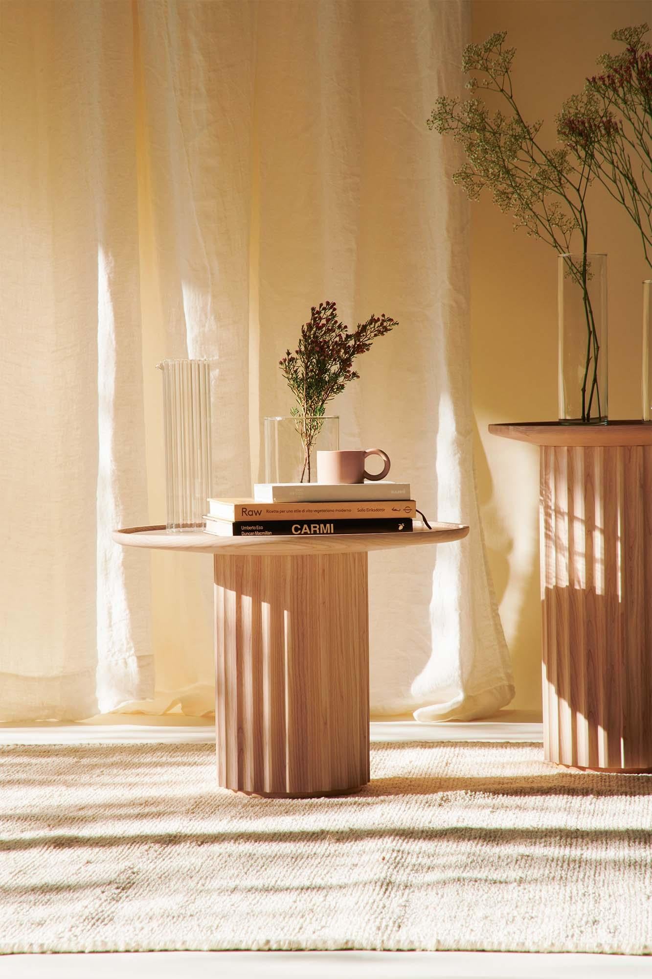 Moderne Table basse Capitello en bois massif, finition naturelle, contemporaine en vente