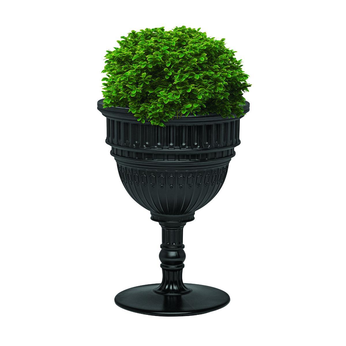 Du Capitole à votre domicile. Capitol, conçu par Studio Job, réinterprète le dôme du Capitole de Washington DC en un objet design qui peut être utilisé comme rafraîchisseur de champagne ou comme abri pour les plantes et les fleurs. Convient pour une