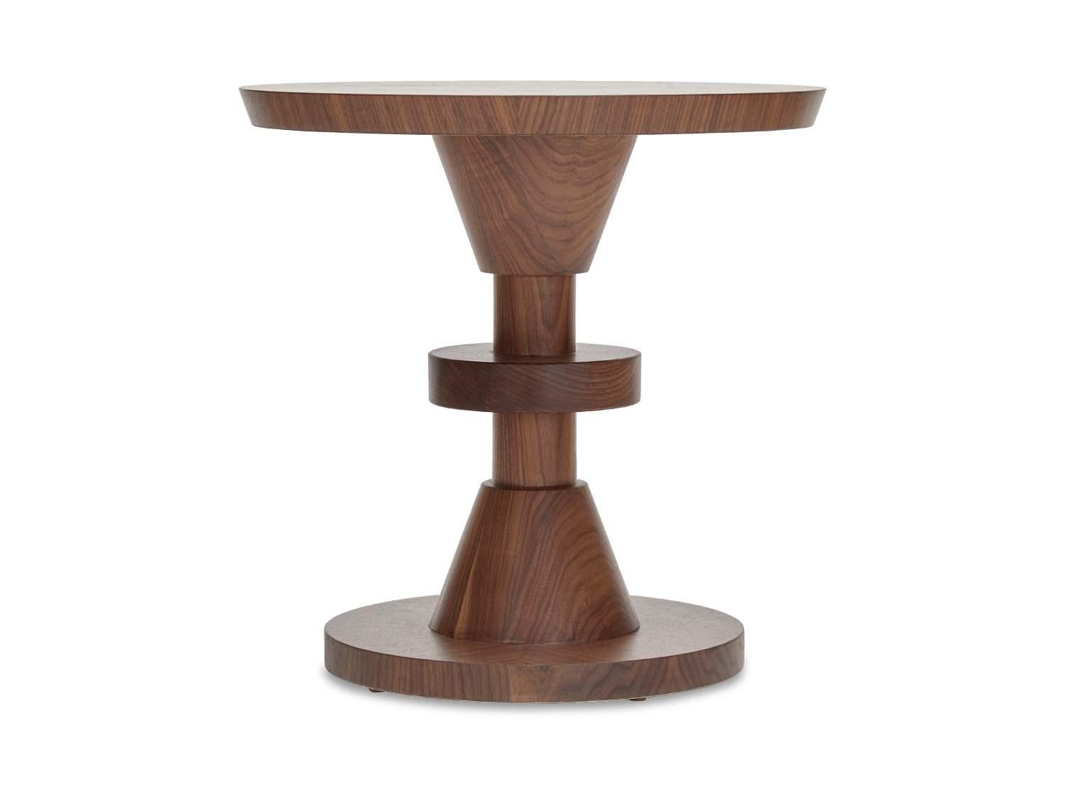Der Tisch Capitola besteht aus einer Reihe übereinander gestapelter geometrischer Formen mit Details aus Massivholz. Erhältlich in amerikanischem Nussbaum oder Weißeiche. 

Die Lawson-Fenning Collection'S wird in Los Angeles, Kalifornien, entworfen