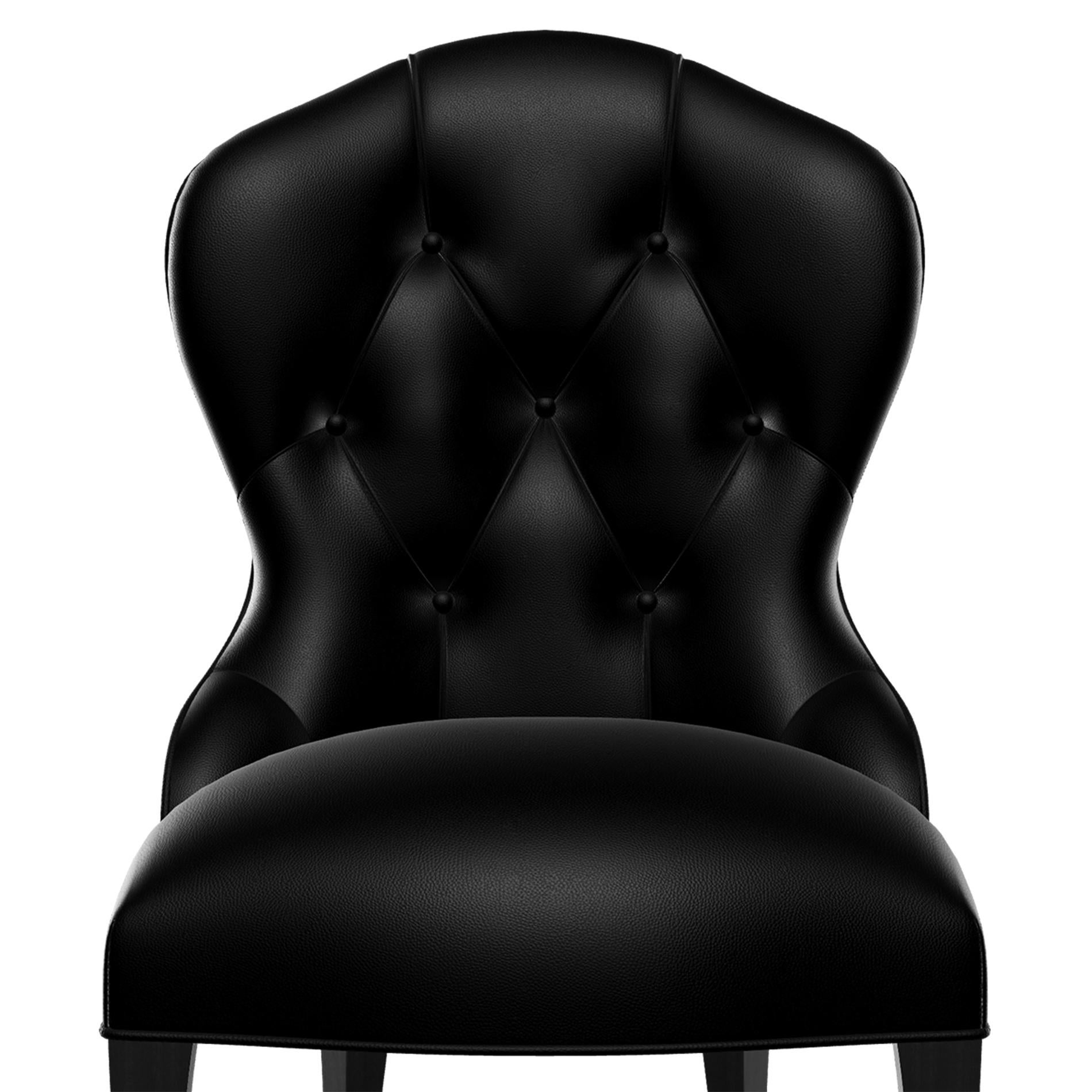 Sedia capiton dark con struttura in legno massiccio di mogano,
imbottito e rivestito in vera pelle di alta qualità.
in pelle nera, con sedile posteriore capitonato. Con piedi cabriolie
con finitura laccata nera.
 