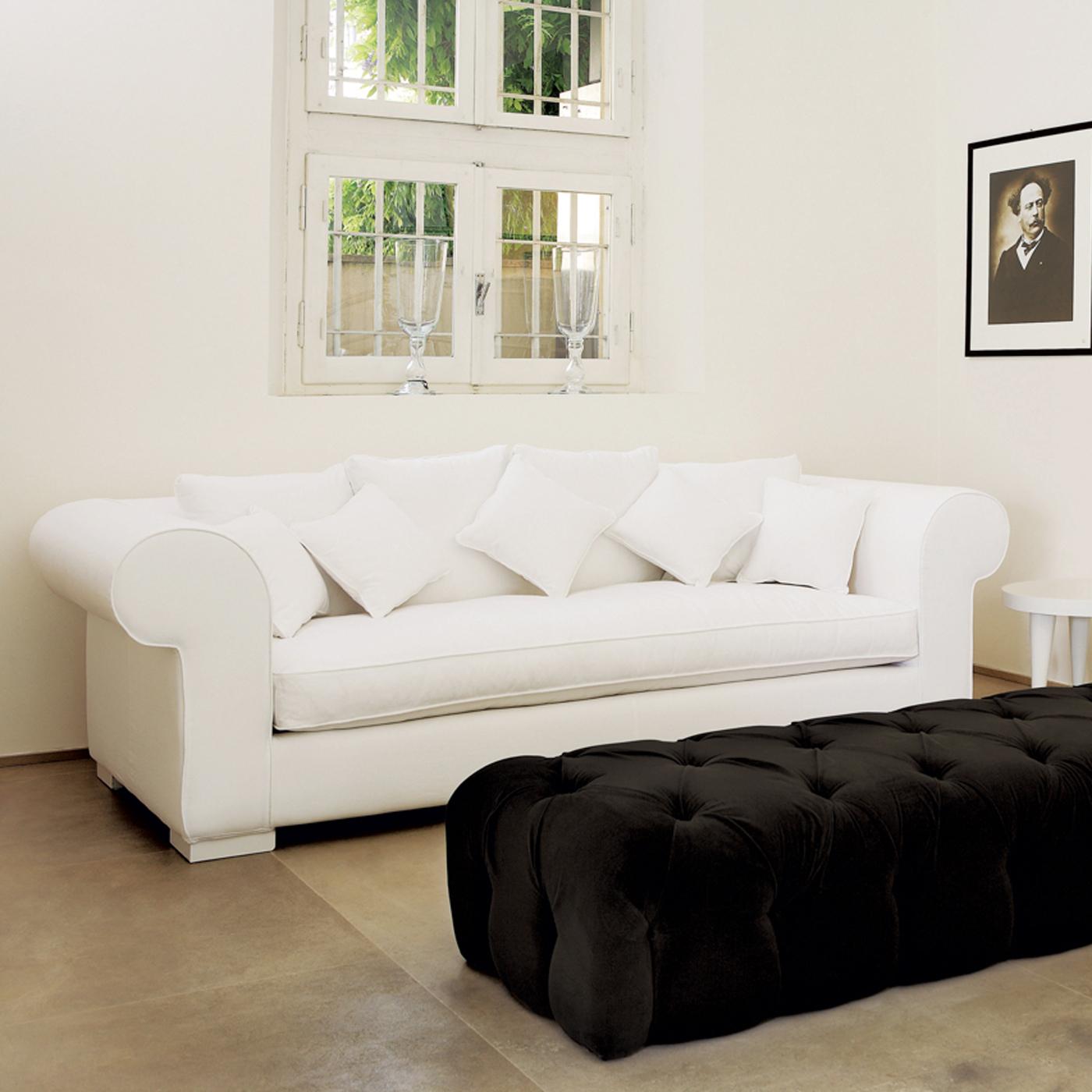 Disponible en 28 combinaciones diferentes, así como en tamaños personalizados, este glamuroso puf tiene una estructura rectangular tapizada en terciopelo negro. Los detalles empenachados que adornan toda la superficie añaden un encanto clásico y se