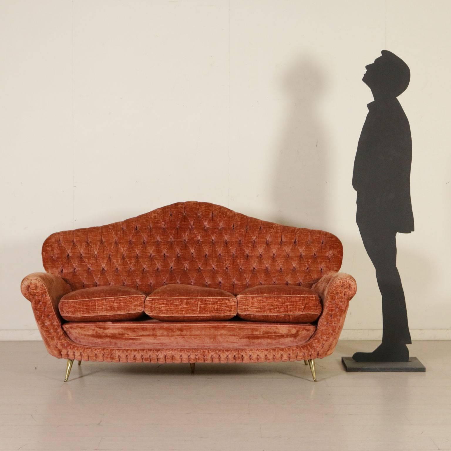 A capitonnè sofa, springs padding, velvet upholstery, brass legs. Manufactured in Italy, 1950s.