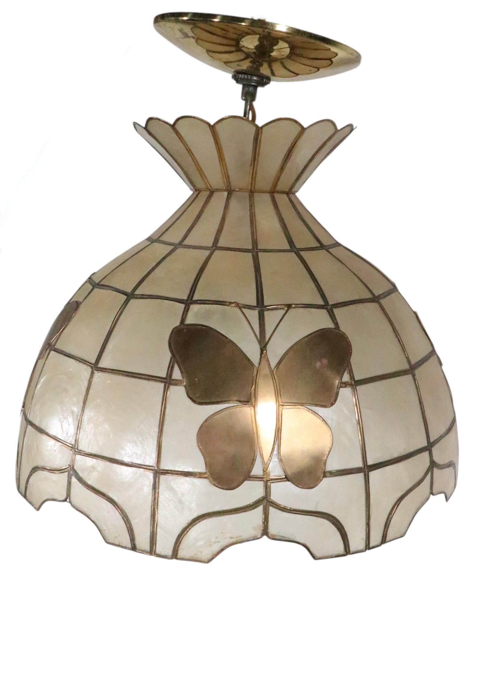 Hängende Dome aus Capiz-Muschel mit Schmetterlingen aus Messing, ca. 1970 im Angebot 4