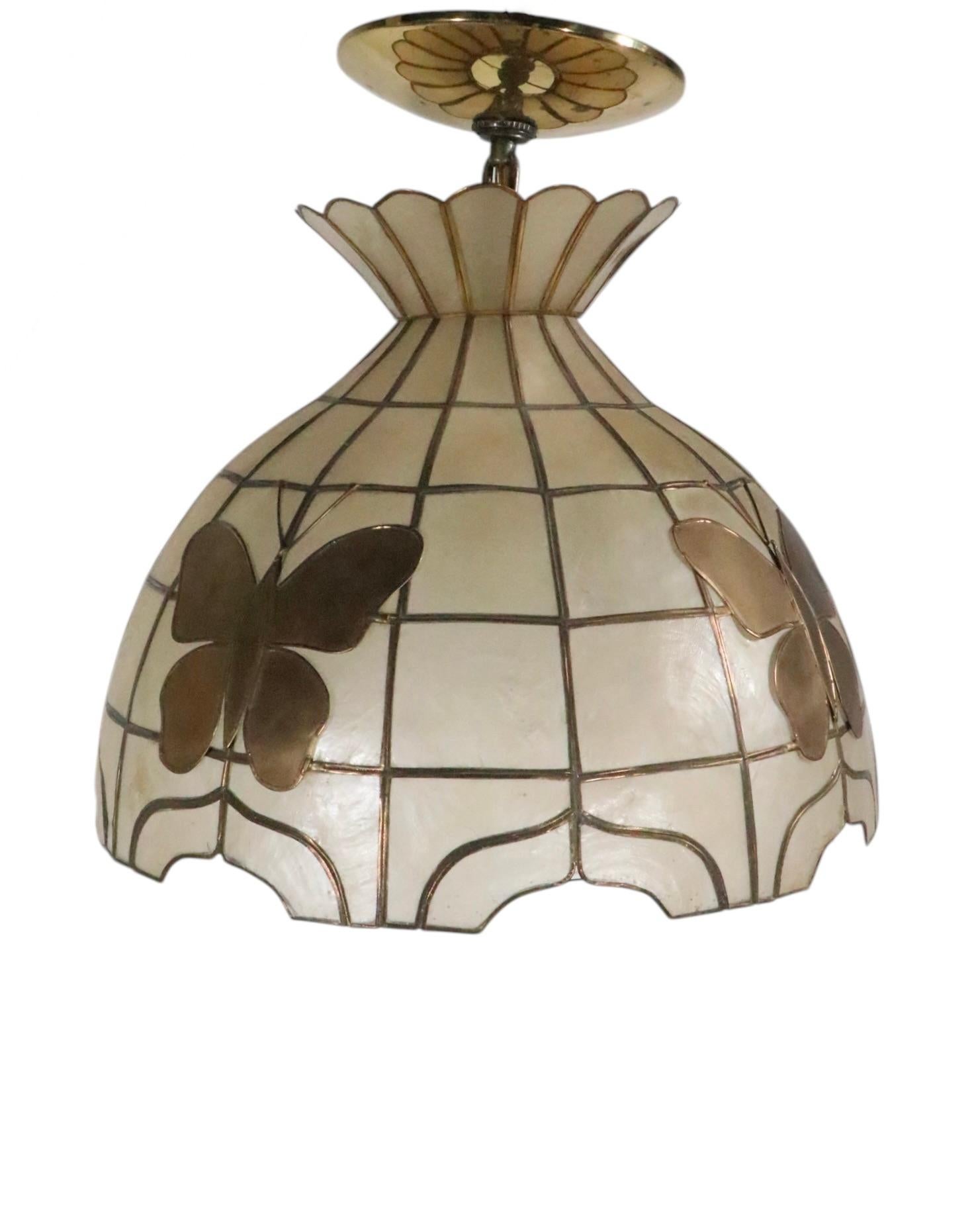 Hängende Dome aus Capiz-Muschel mit Schmetterlingen aus Messing, ca. 1970 im Angebot 5