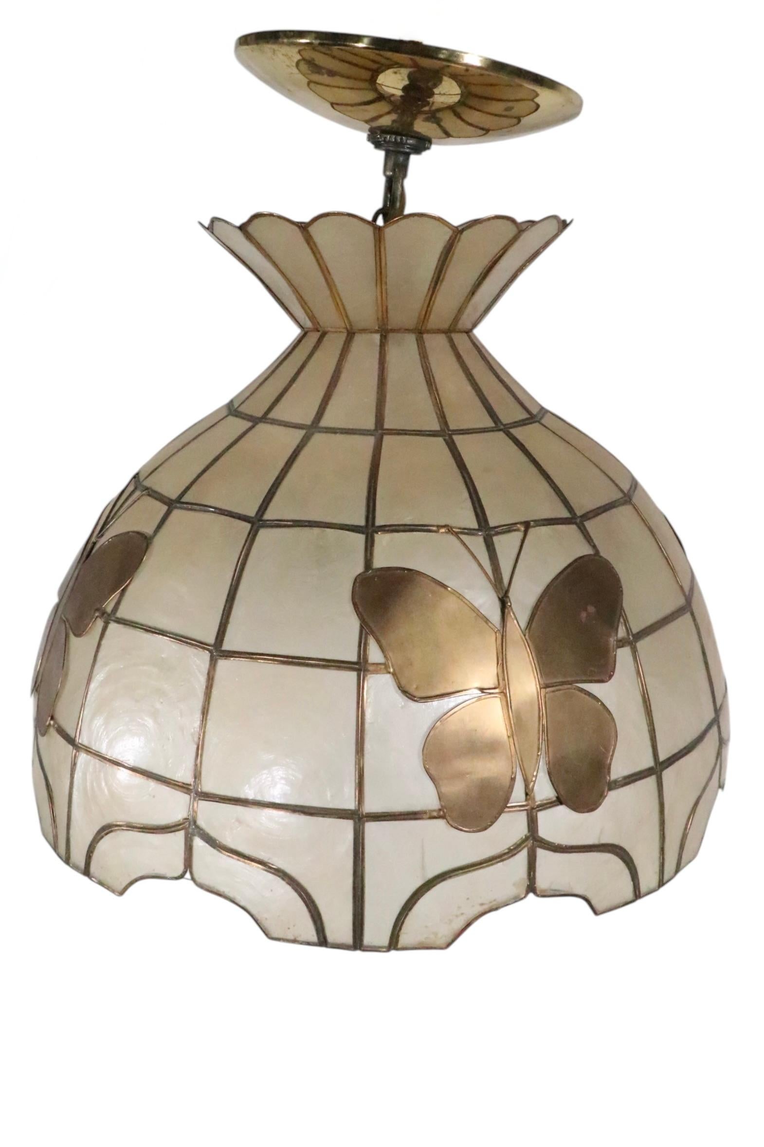 Hängende Dome aus Capiz-Muschel mit Schmetterlingen aus Messing, ca. 1970 im Angebot 6
