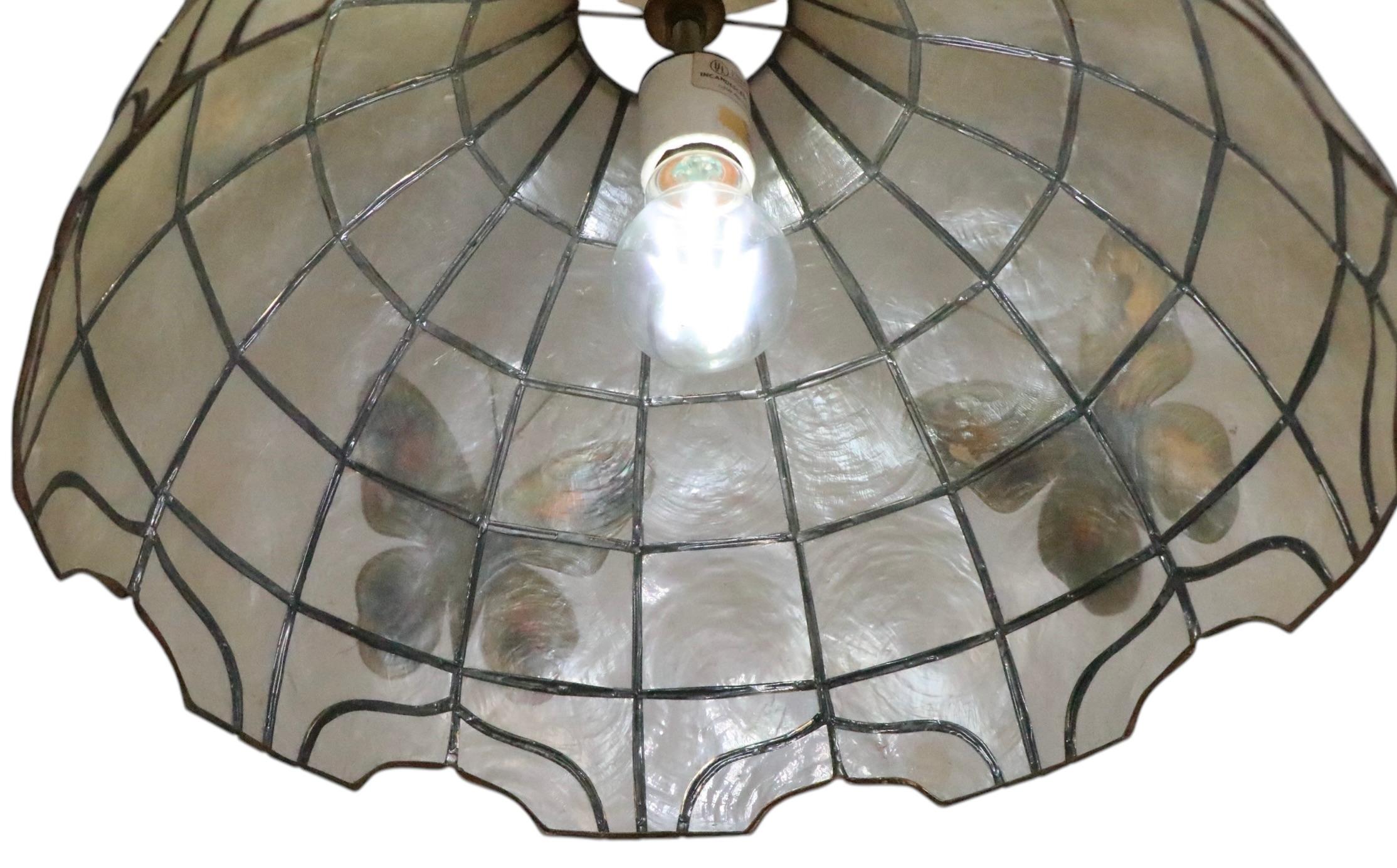 Hängende Dome aus Capiz-Muschel mit Schmetterlingen aus Messing, ca. 1970 im Angebot 8