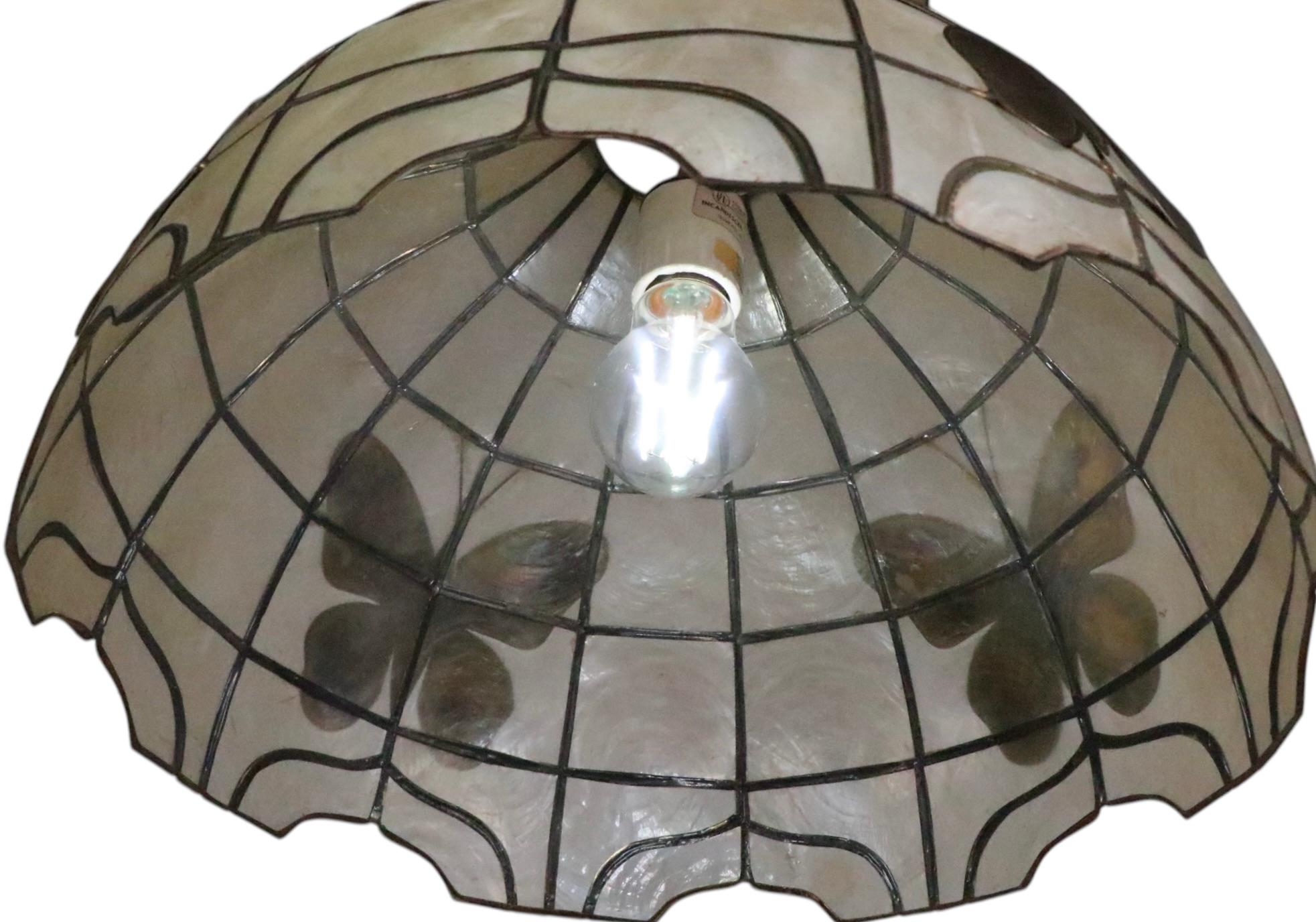 Hängende Dome aus Capiz-Muschel mit Schmetterlingen aus Messing, ca. 1970 im Angebot 9