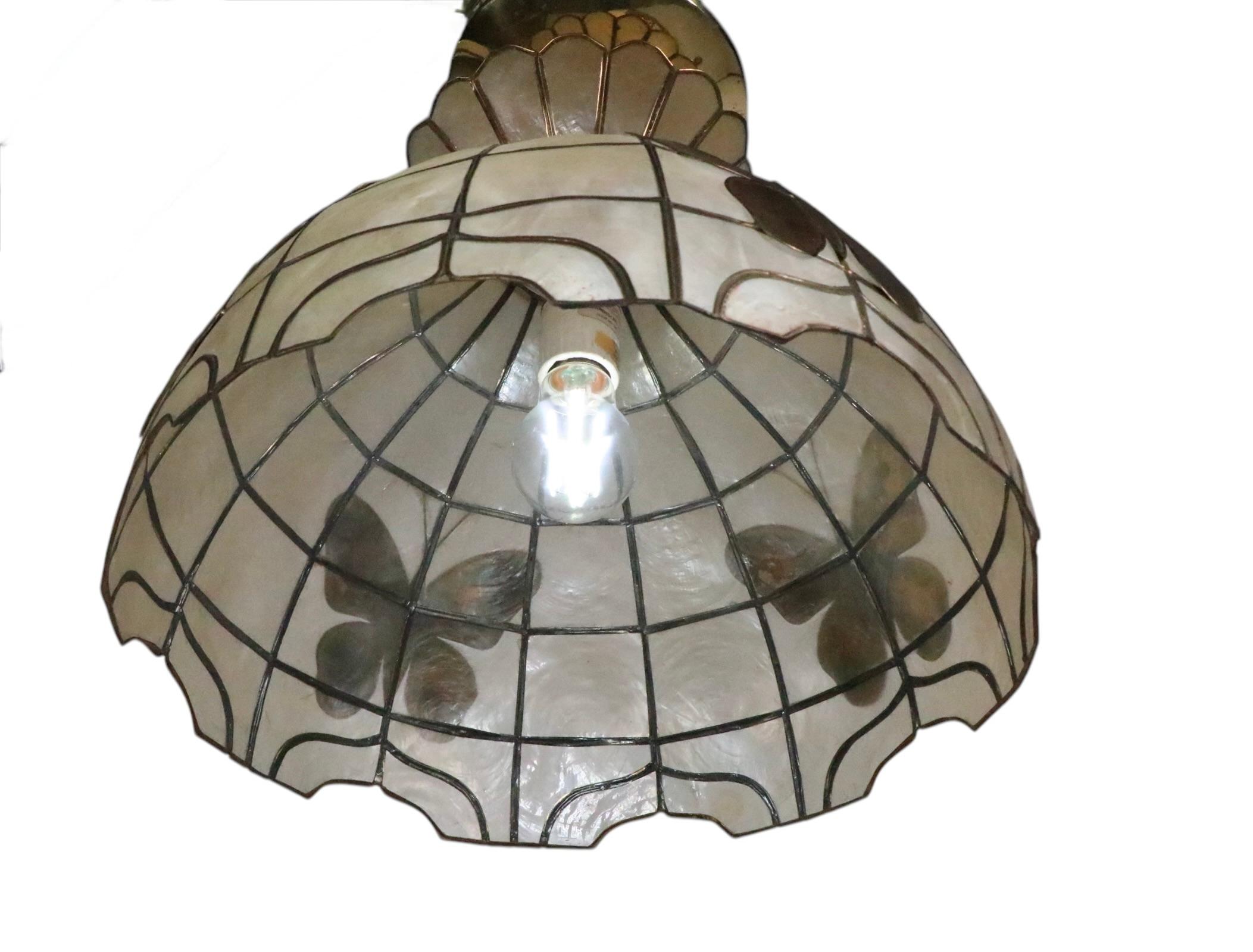 Hängende Dome aus Capiz-Muschel mit Schmetterlingen aus Messing, ca. 1970 im Angebot 11