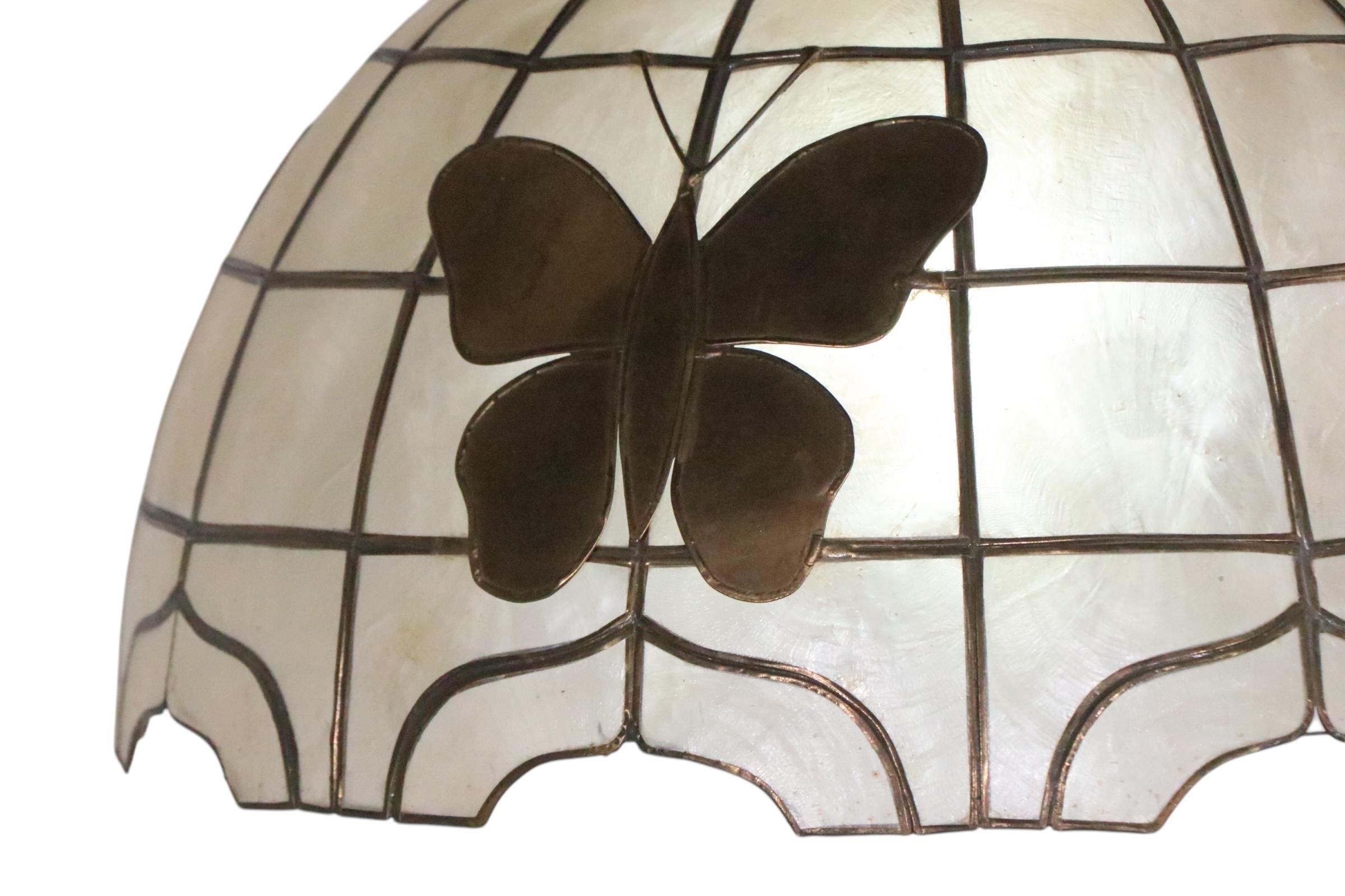 Hängende Dome aus Capiz-Muschel mit Schmetterlingen aus Messing, ca. 1970 im Angebot 12