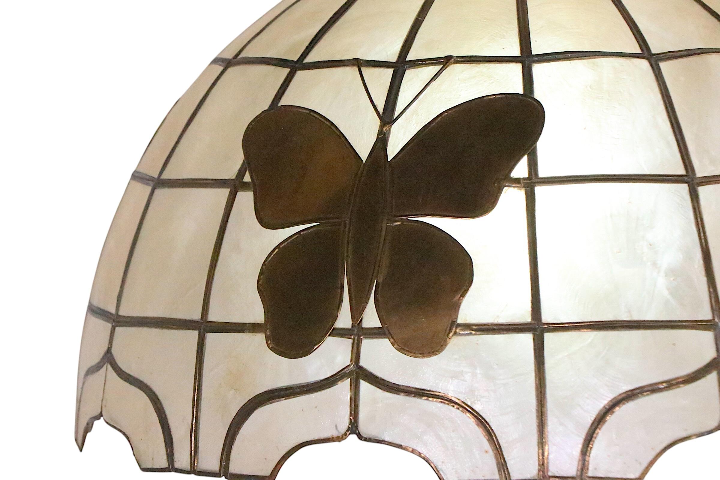 Hängende Dome aus Capiz-Muschel mit Schmetterlingen aus Messing, ca. 1970 (Moderne der Mitte des Jahrhunderts) im Angebot
