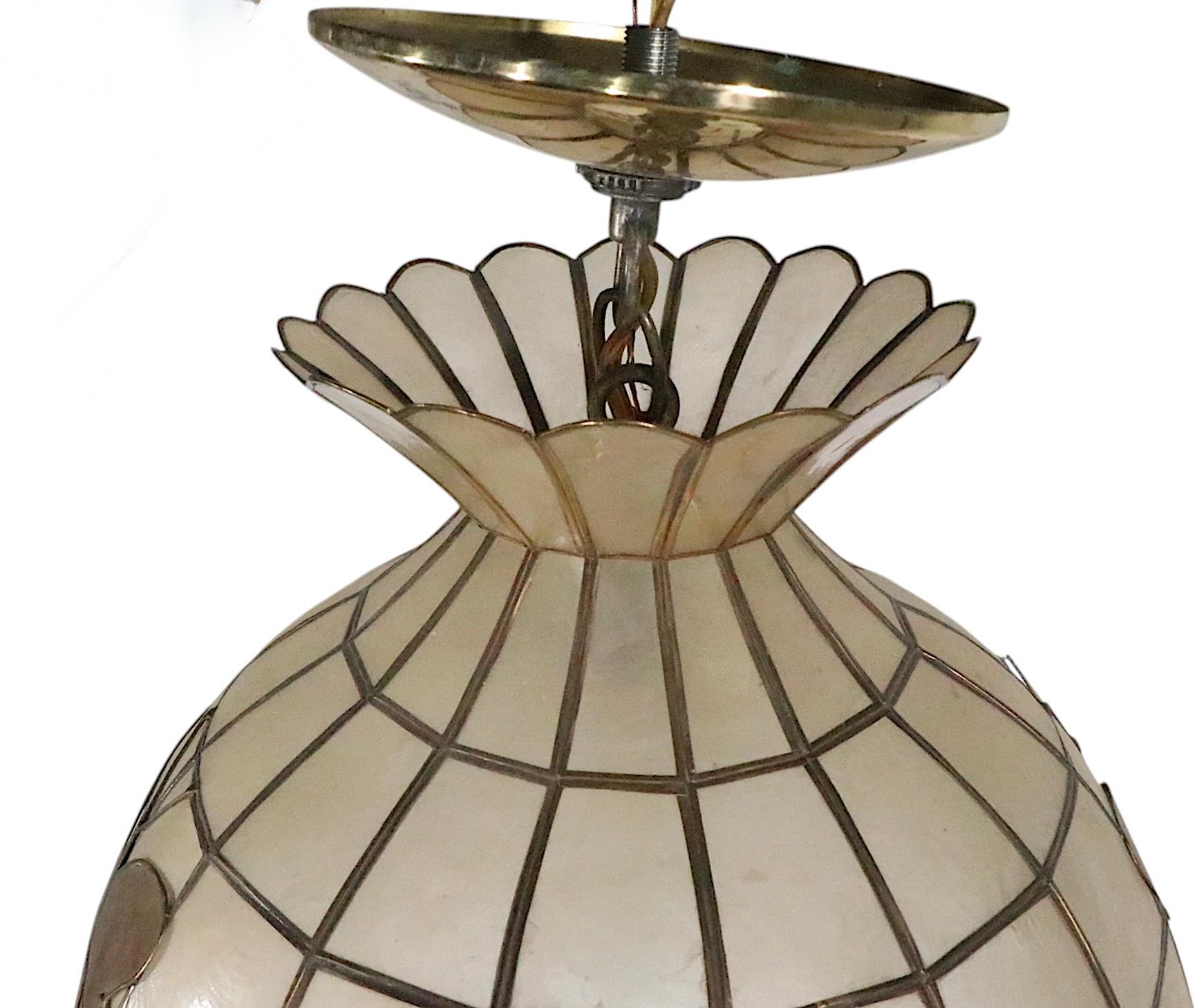 Hängende Dome aus Capiz-Muschel mit Schmetterlingen aus Messing, ca. 1970 (amerikanisch) im Angebot
