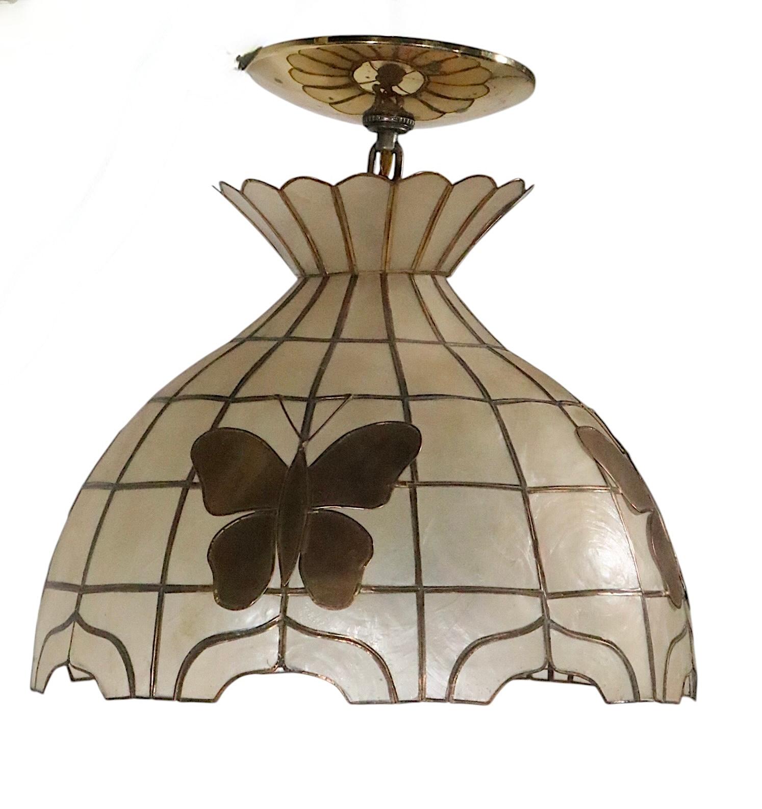 Hängende Dome aus Capiz-Muschel mit Schmetterlingen aus Messing, ca. 1970 im Zustand „Gut“ im Angebot in New York, NY