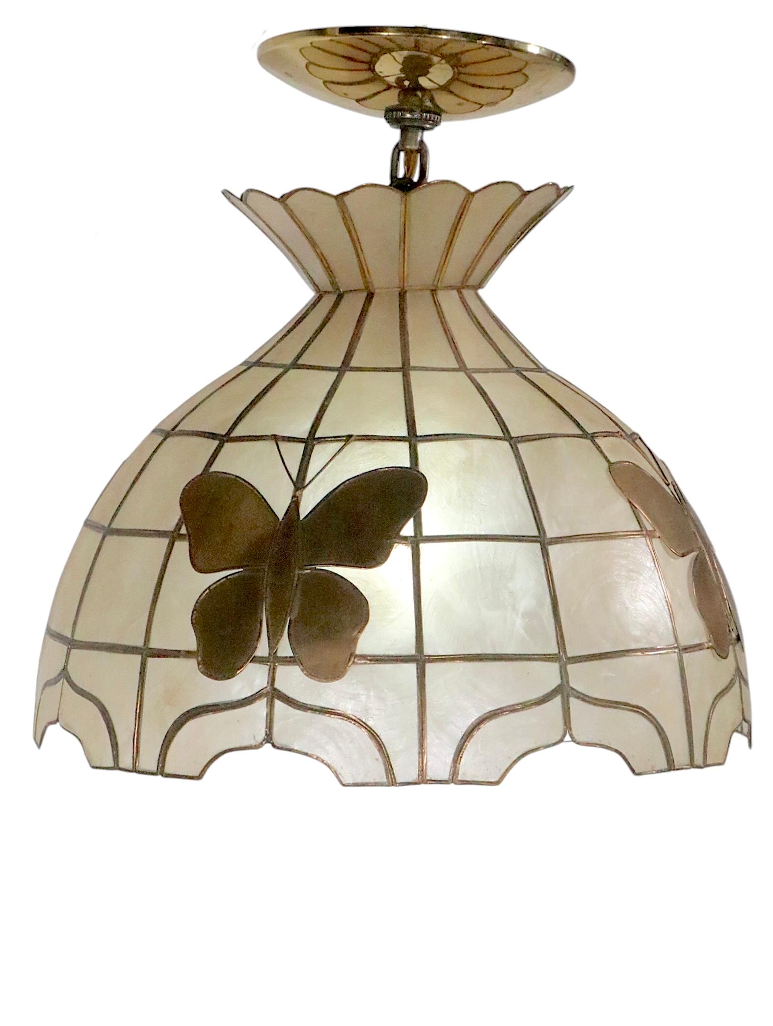 Hängende Dome aus Capiz-Muschel mit Schmetterlingen aus Messing, ca. 1970 (20. Jahrhundert) im Angebot