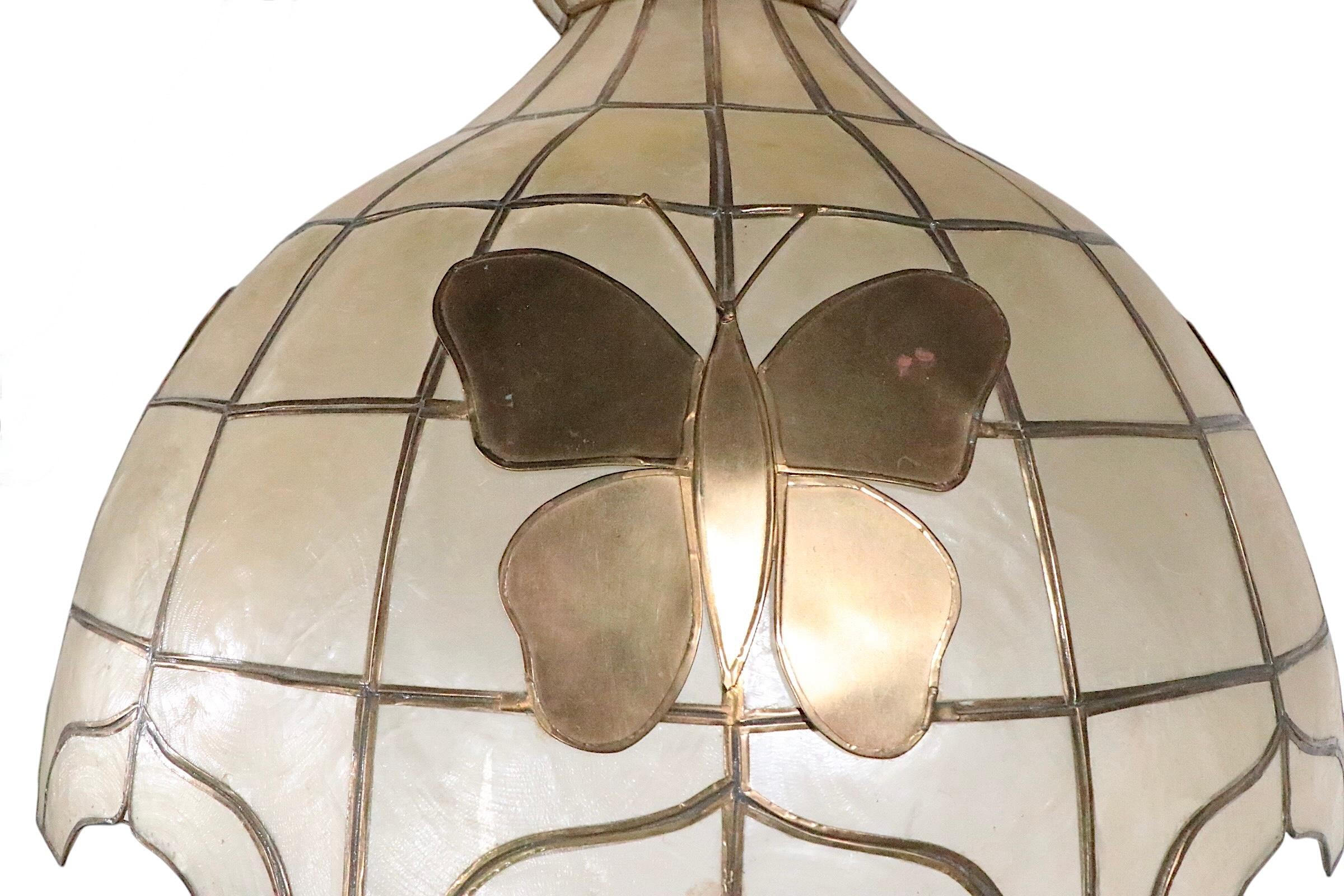 Hängende Dome aus Capiz-Muschel mit Schmetterlingen aus Messing, ca. 1970 im Angebot 1