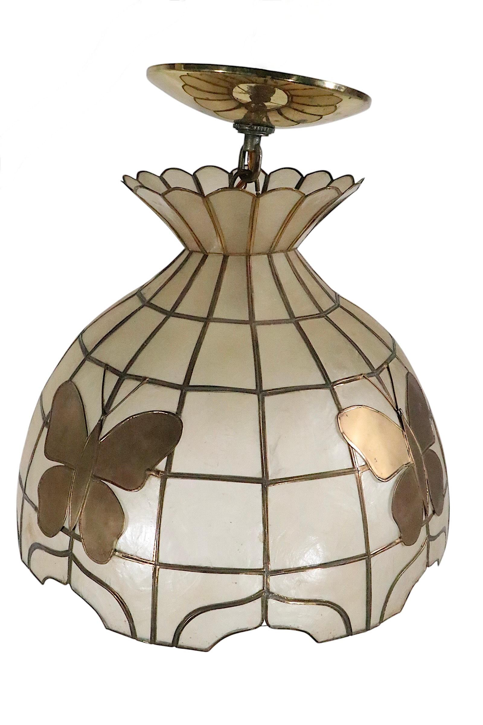 Hängende Dome aus Capiz-Muschel mit Schmetterlingen aus Messing, ca. 1970 im Angebot 2