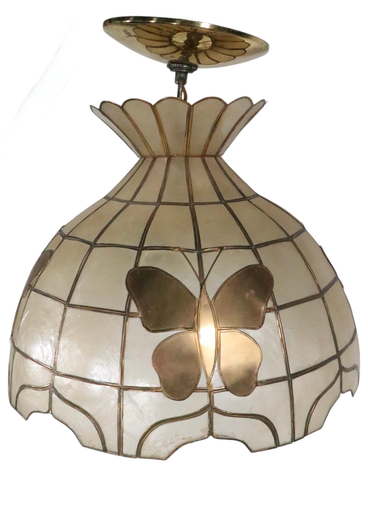 Hängende Dome aus Capiz-Muschel mit Schmetterlingen aus Messing, ca. 1970 im Angebot 3