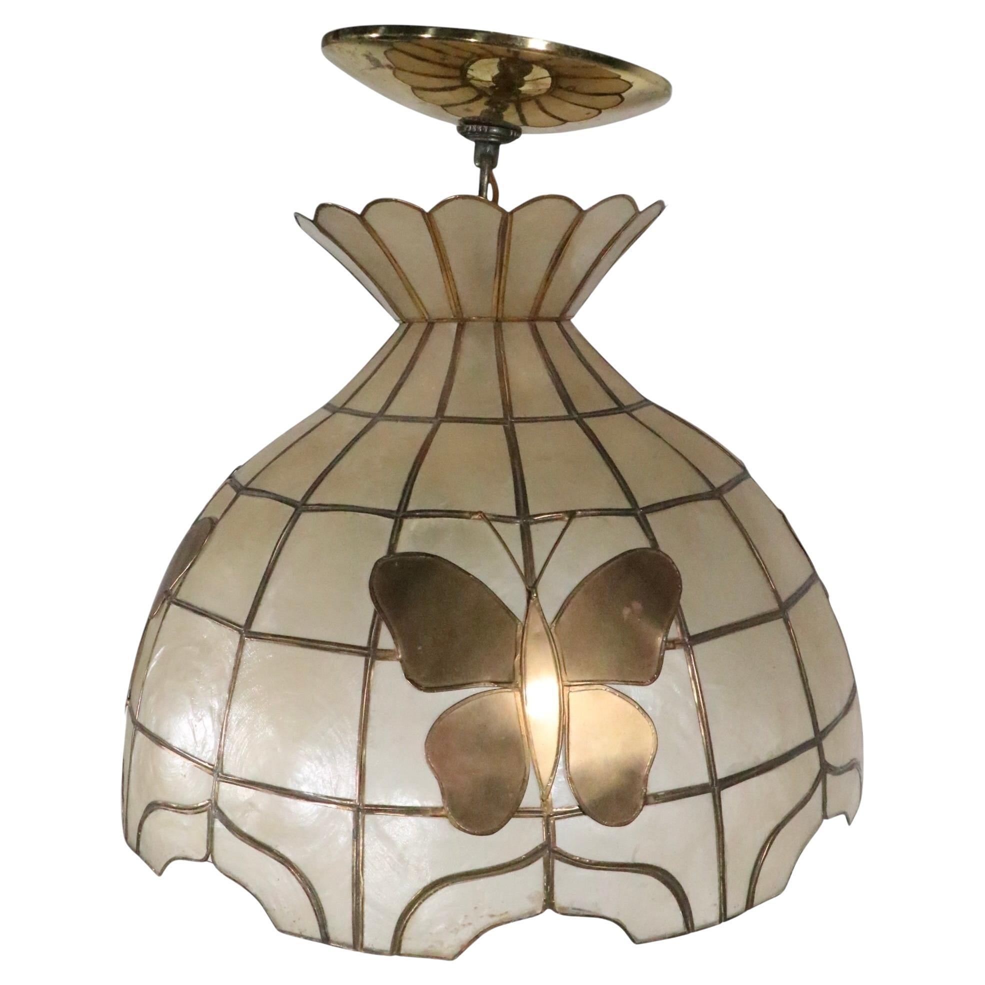 Hängende Dome aus Capiz-Muschel mit Schmetterlingen aus Messing, ca. 1970 im Angebot