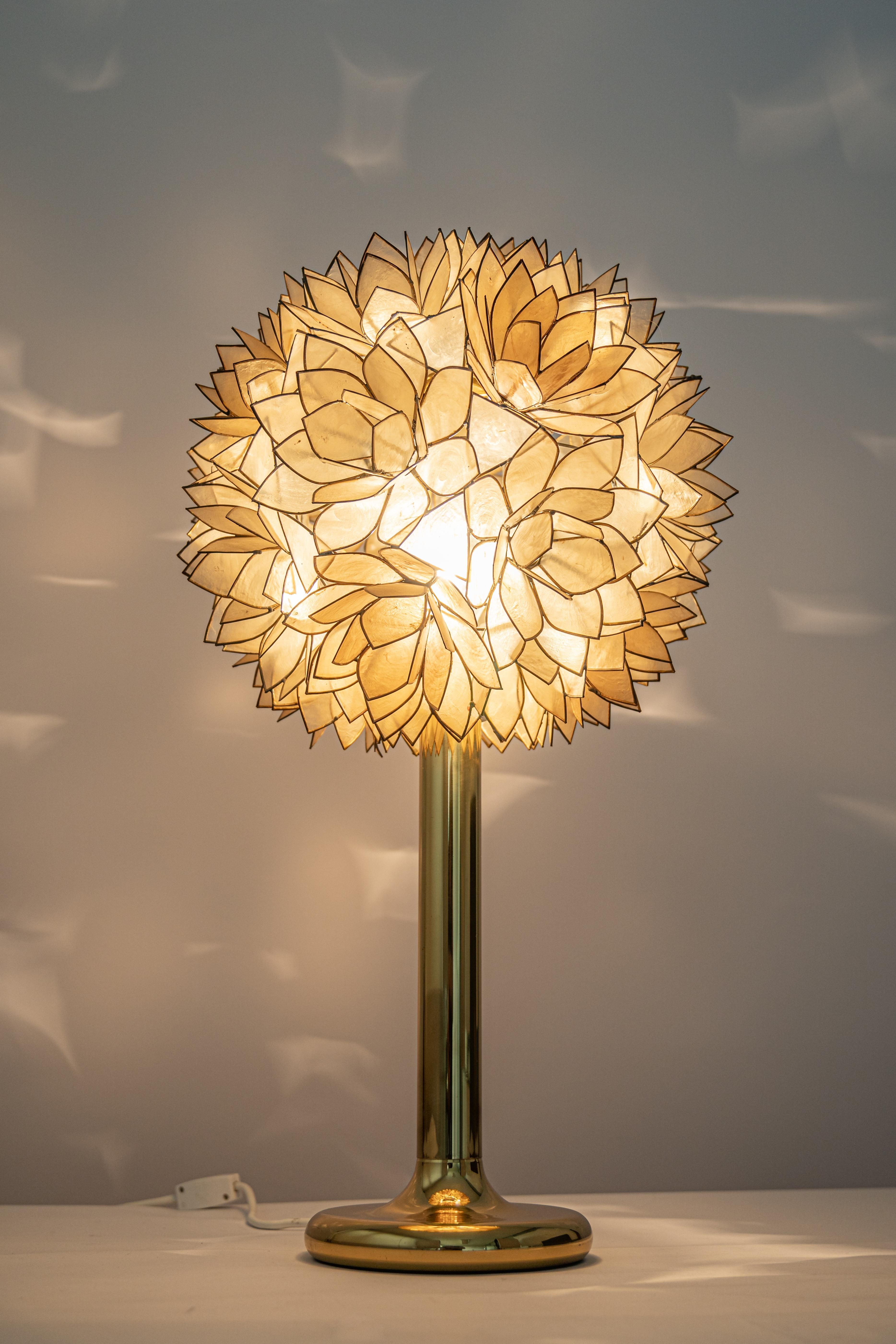 Laiton Lampe de table en forme de lotus Capiz, Allemagne, années 1960 en vente