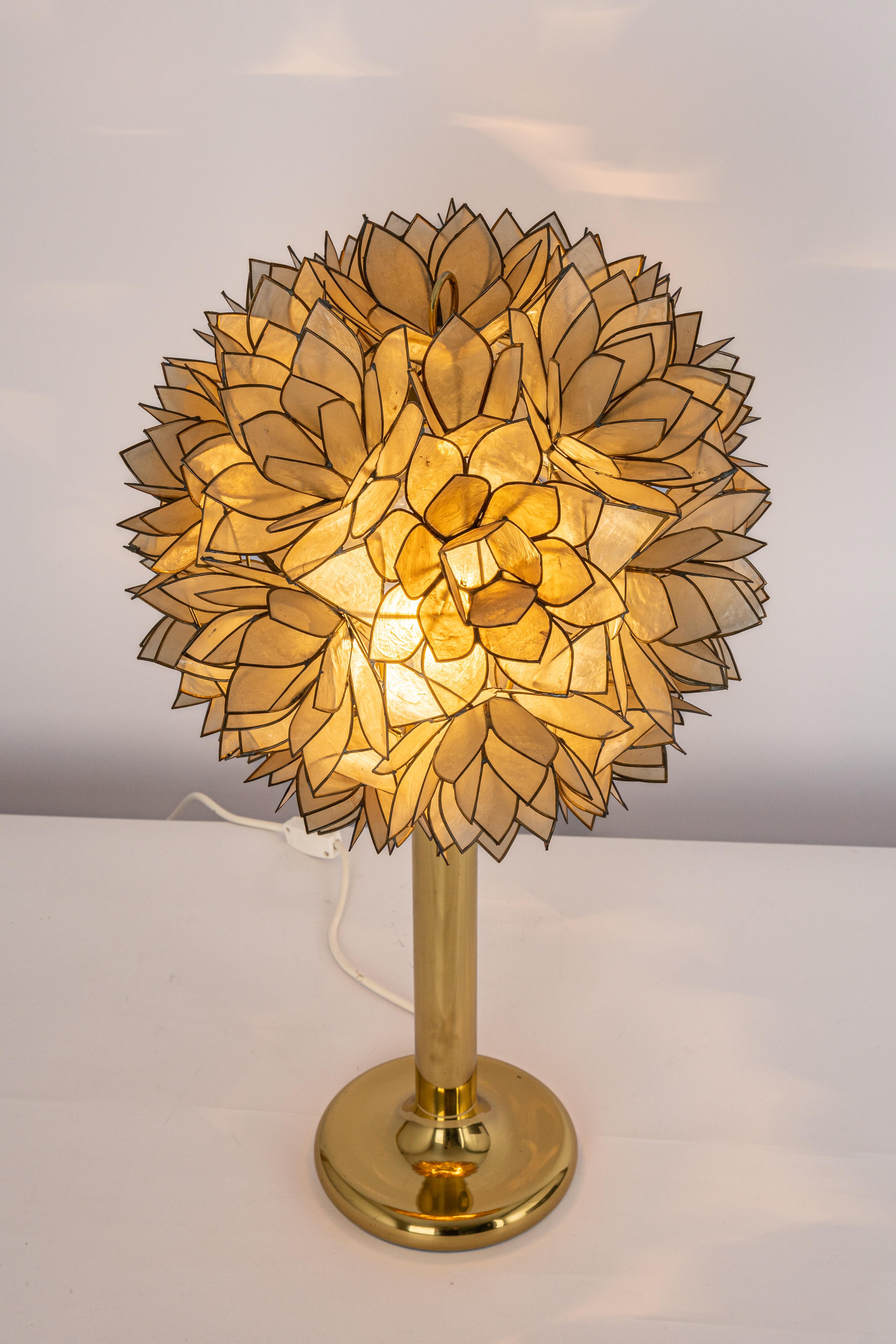 Allemand Lampe de table en forme de lotus Capiz, Allemagne, années 1960 en vente