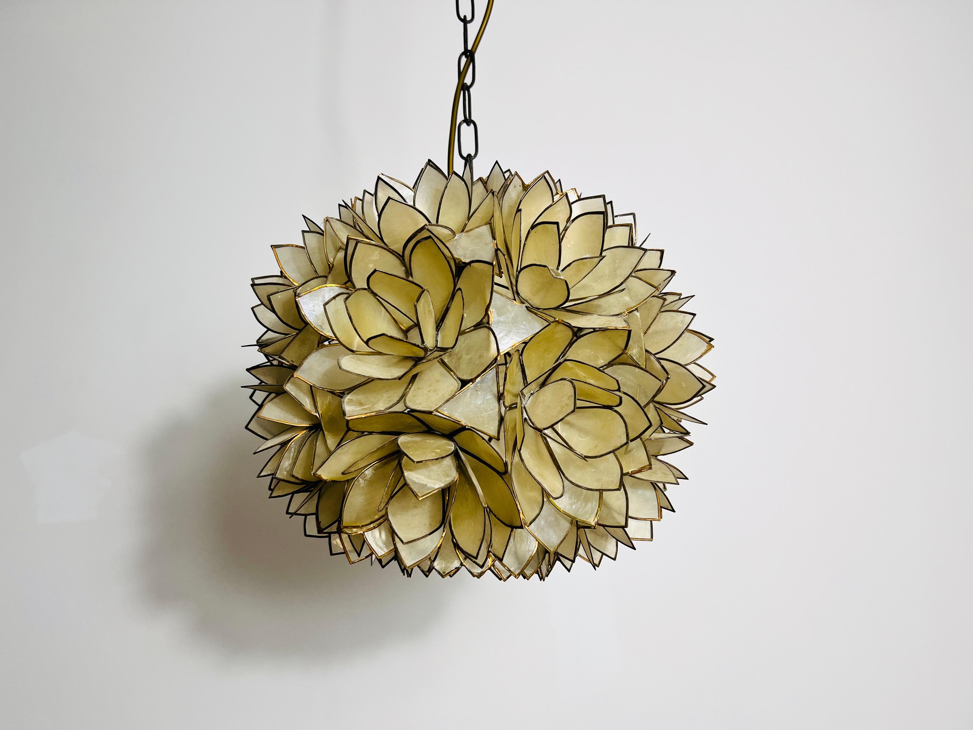 Capiz Shell Lotus Kronleuchter, Deutschland, 1970er Jahre (Moderne der Mitte des Jahrhunderts) im Angebot