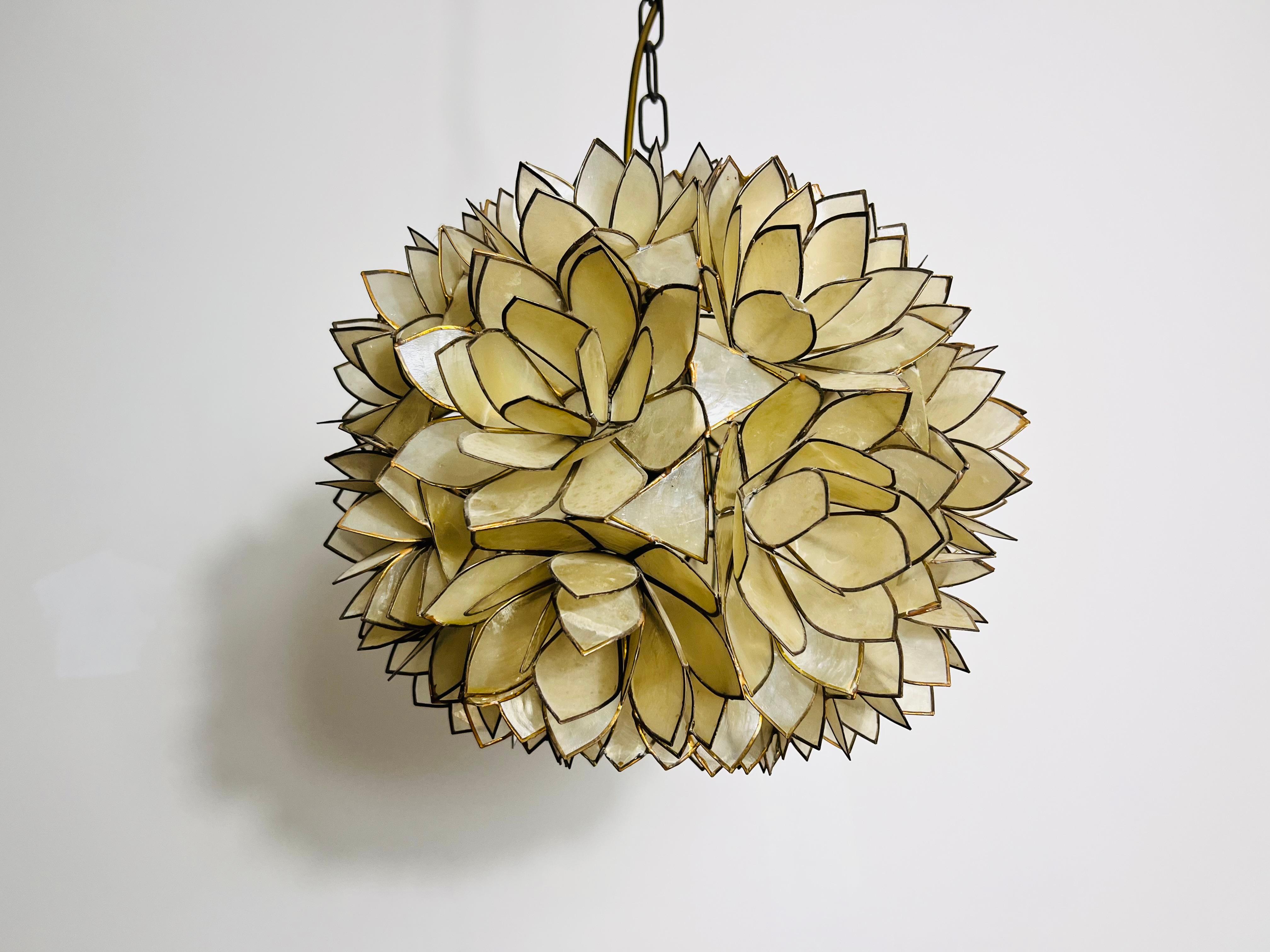 Capiz Shell Lotus Kronleuchter, Deutschland, 1970er Jahre im Zustand „Gut“ im Angebot in Hagenbach, DE