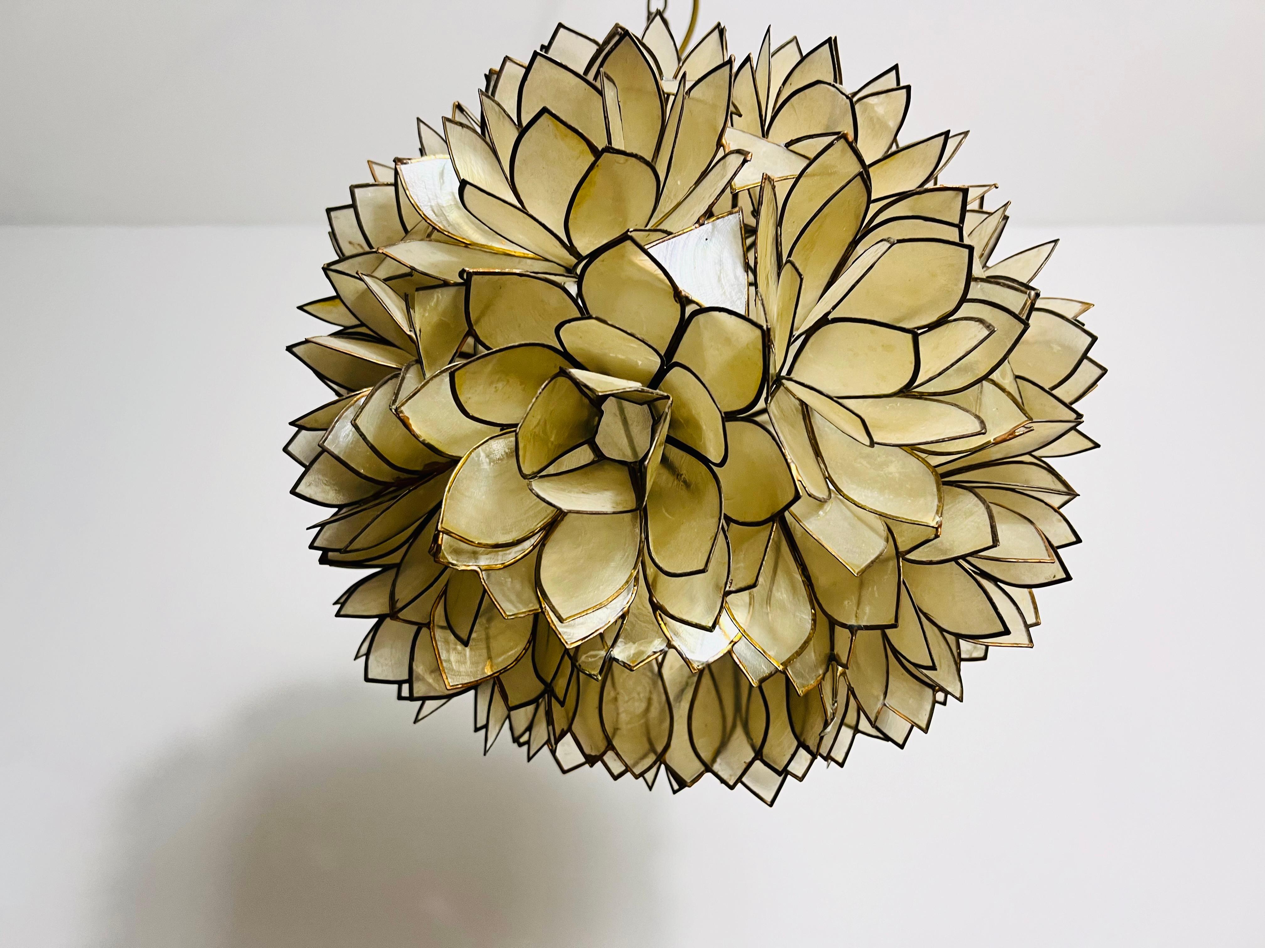 Capiz Shell Lotus Kronleuchter, Deutschland, 1970er Jahre (Ende des 20. Jahrhunderts) im Angebot