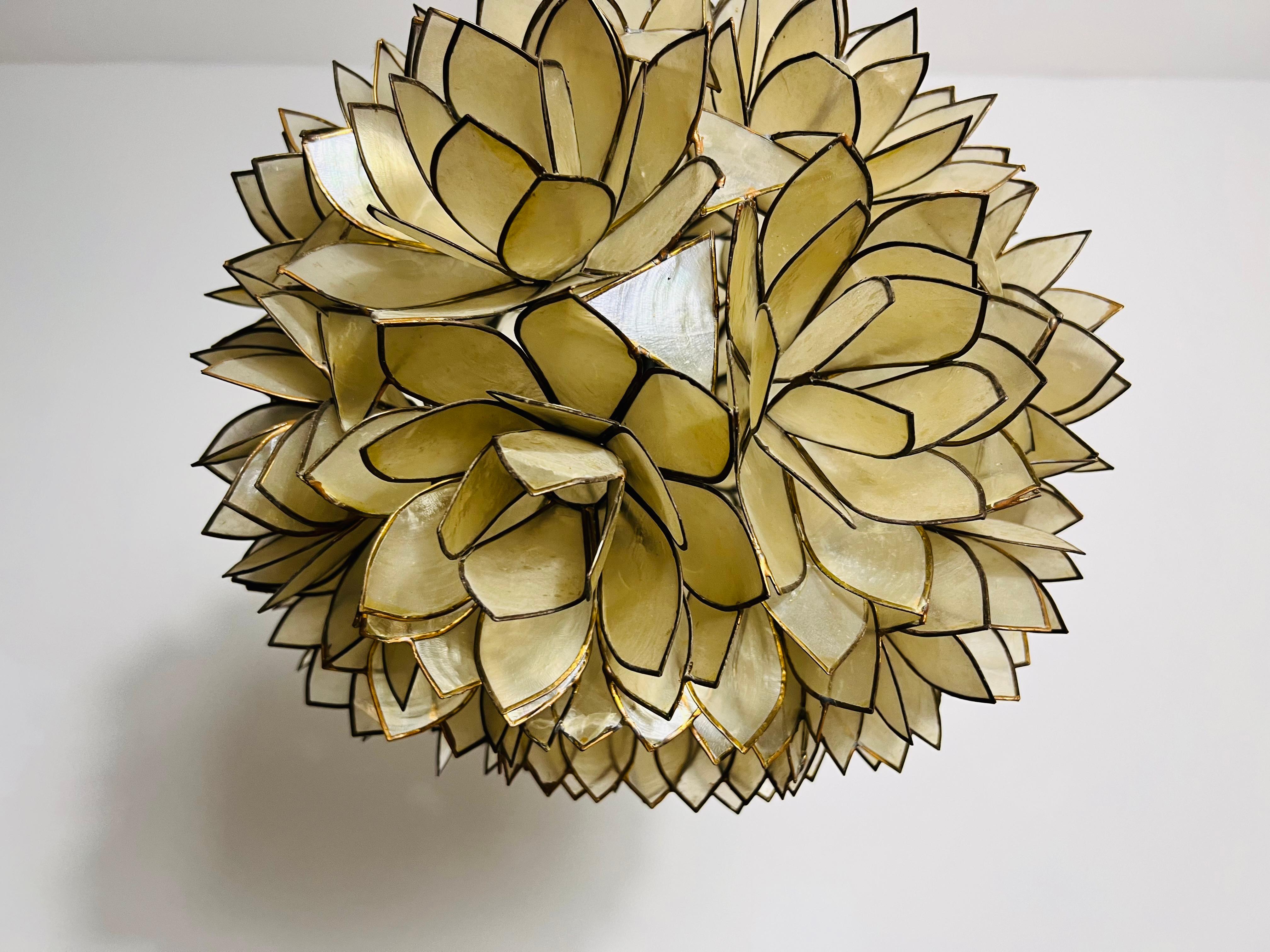 Capiz Shell Lotus Kronleuchter, Deutschland, 1970er Jahre (Messing) im Angebot