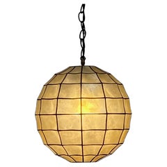 Lampe à suspension en forme d'orbe en coquillage Capiz, milieu du 20e siècle