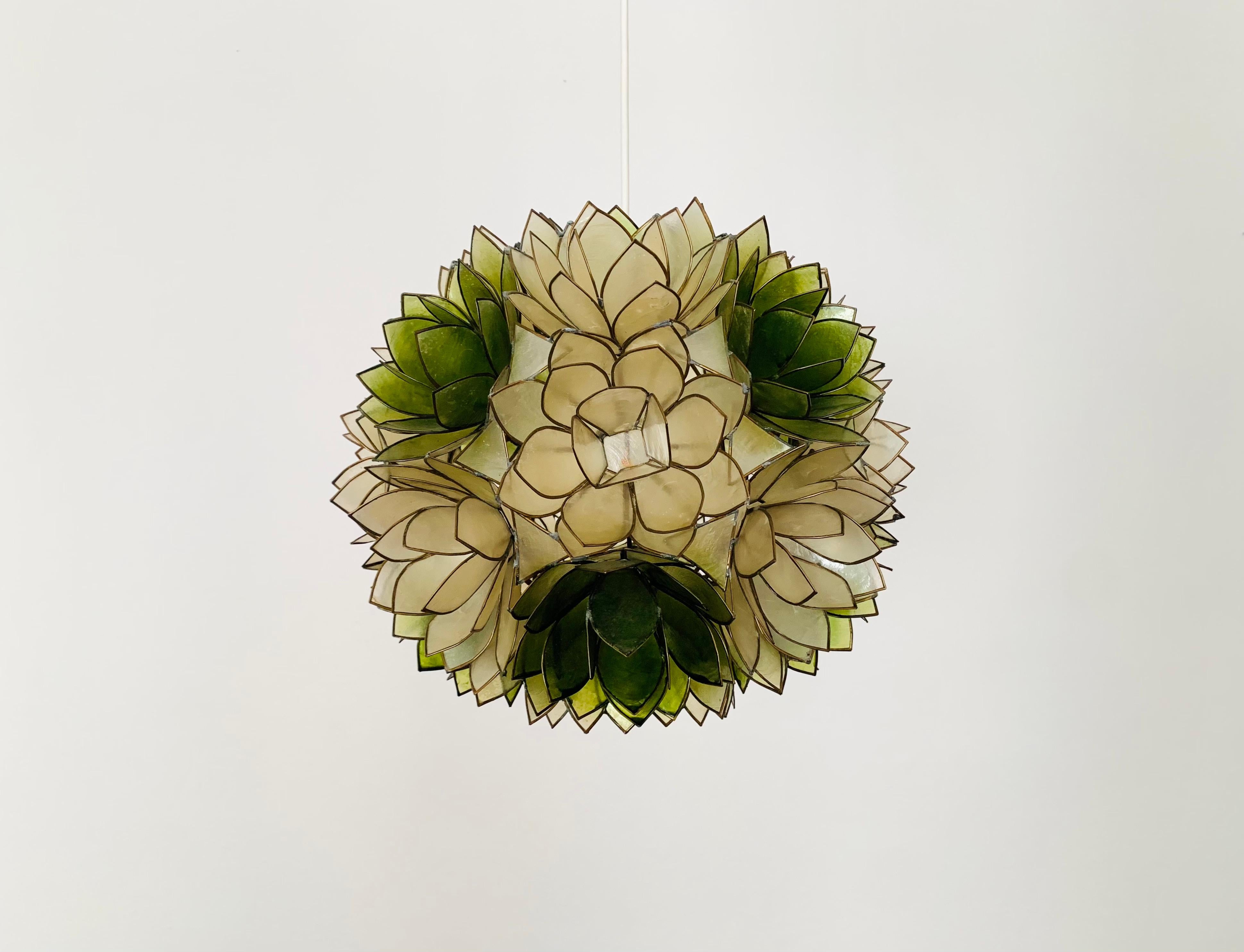 Beautiful floral shell ball lamp from the 1970s.
Exceptional design and high -quality workmanship.
The design creates a fantastic play of light.

Condition:

Very good vintage condition with slight signs of wear.
Minimal patina.
Smaller damage to