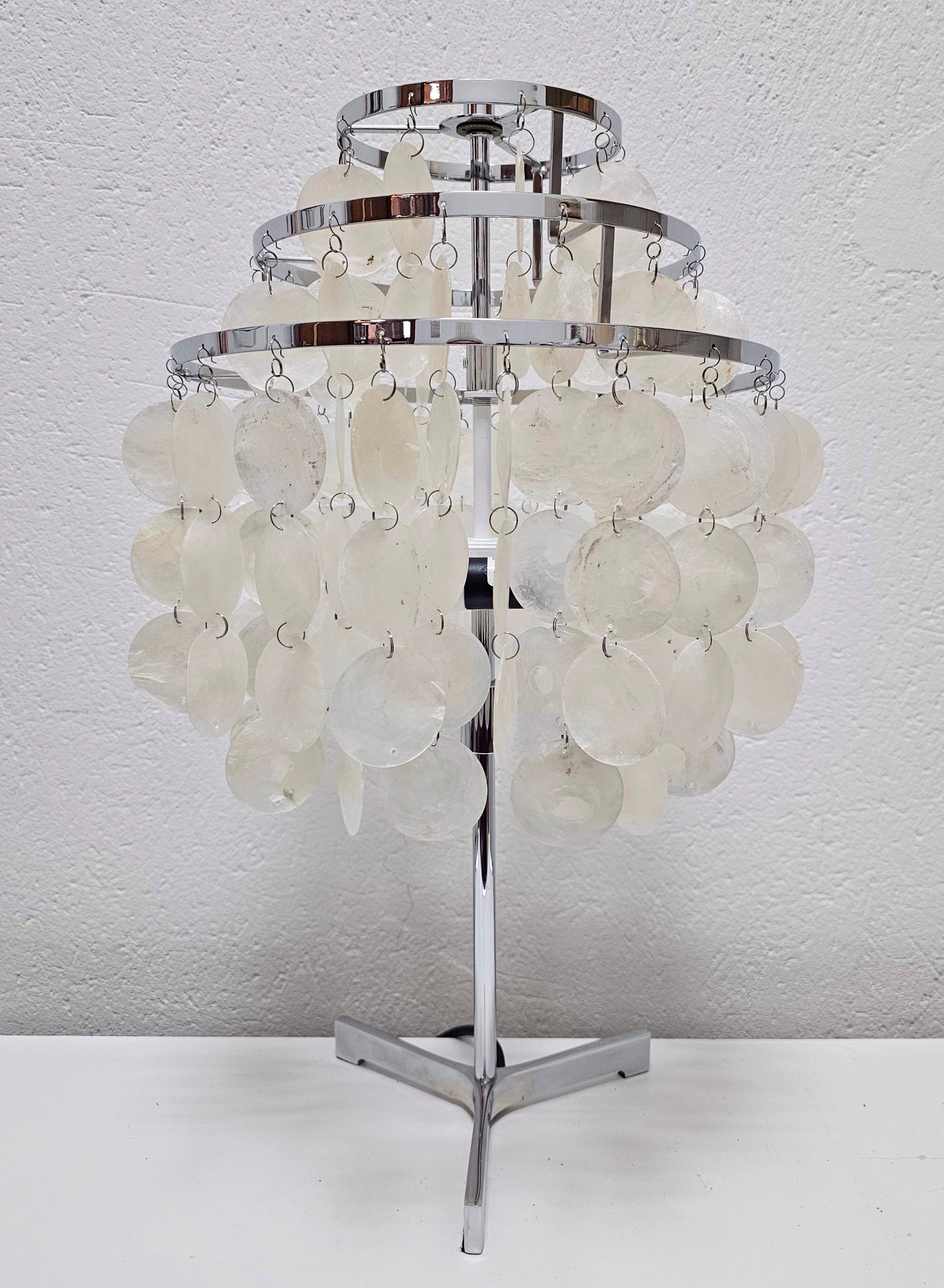 Dans cette annonce, vous trouverez une superbe lampe de table Mid Century Modern avec un abat-jour fait de coquillages et un support en acier inoxydable. La lampe est conçue dans le style de la lampe Fantasy de Verner Panton. Fabriqué aux États-Unis