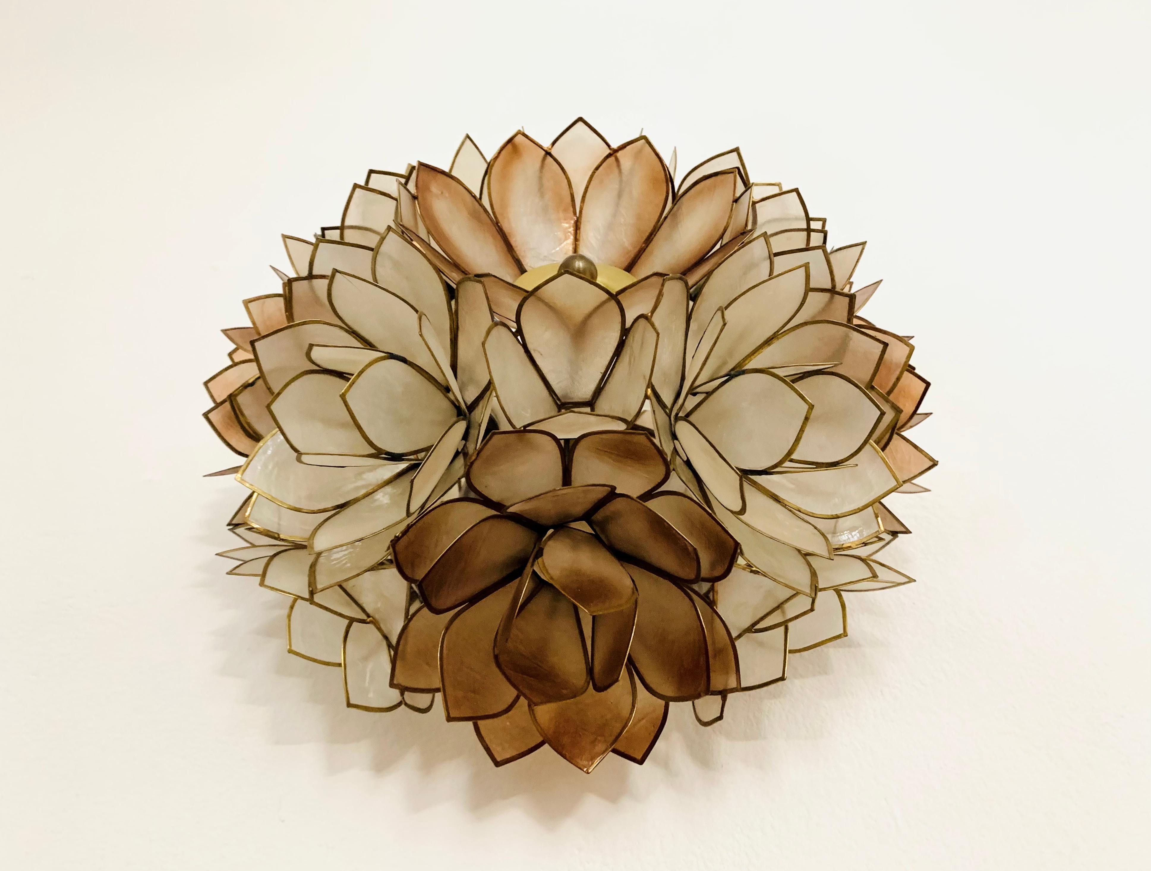 Beautiful floral shell wall or ceiling lamp from the 1970s.
Exceptional design and high-quality workmanship.
The design creates a fantastic play of light.

Condition:

Very good vintage condition with slight signs of age-related wear.
Minimal